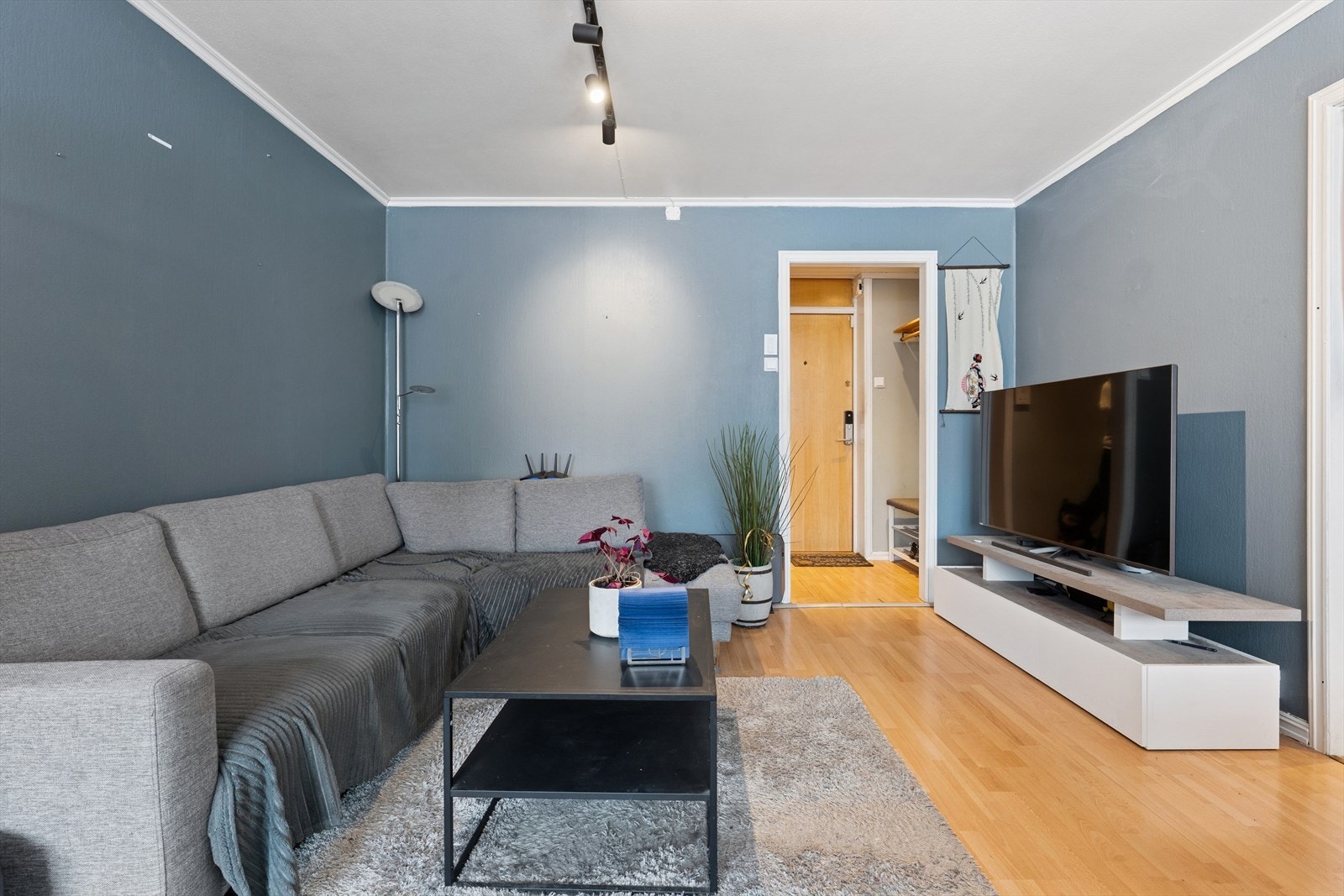 Stuen oppleves som lys og romslig med store vindusflater som sørger for godt med naturlig lysinnslipp inn i rommet Galleribilde