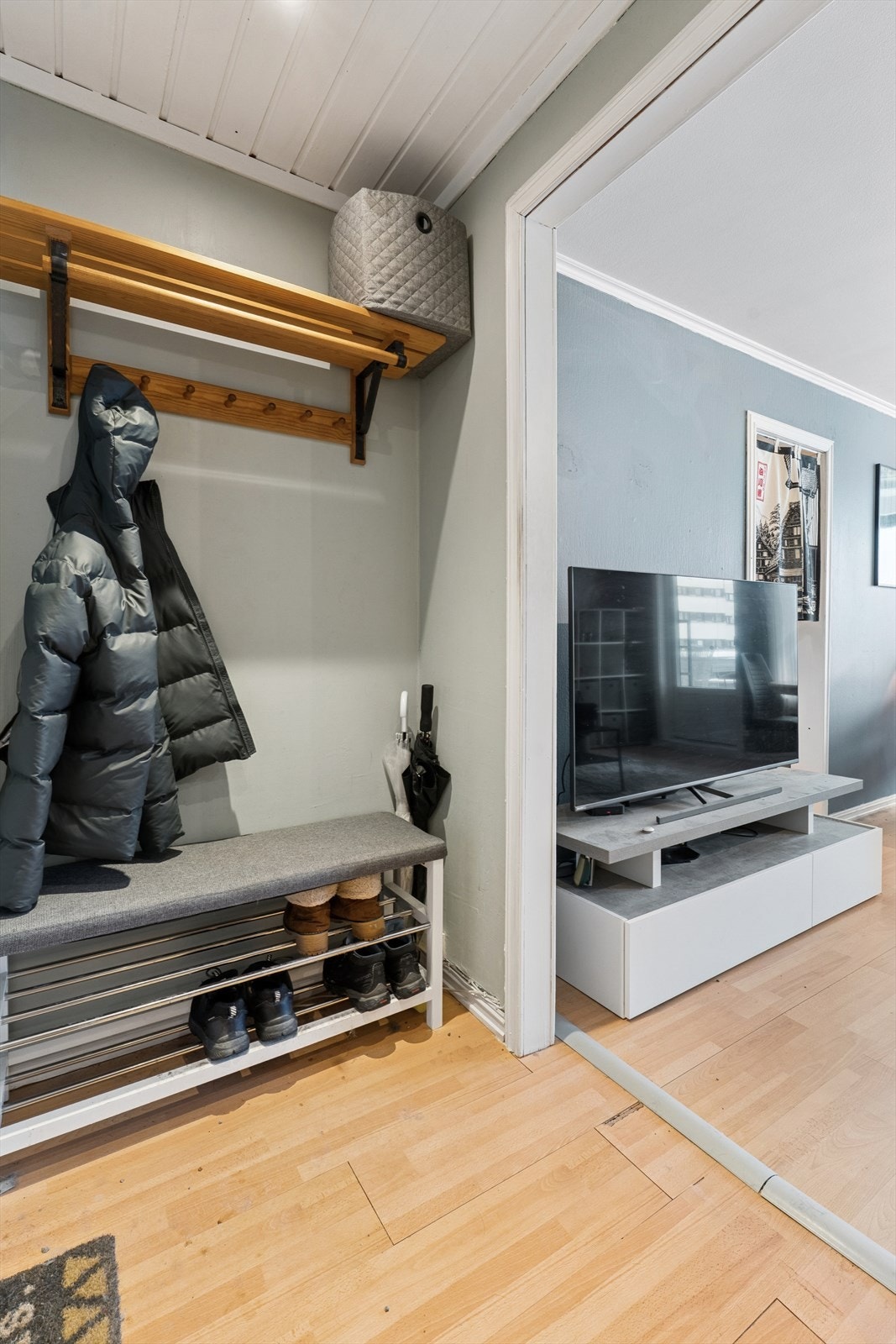 Fra byggets felles trappegang kommer man inn i en lys entré hvor man har både oppheng for ytterklær samt plass til å sette fra seg yttersko Galleribilde