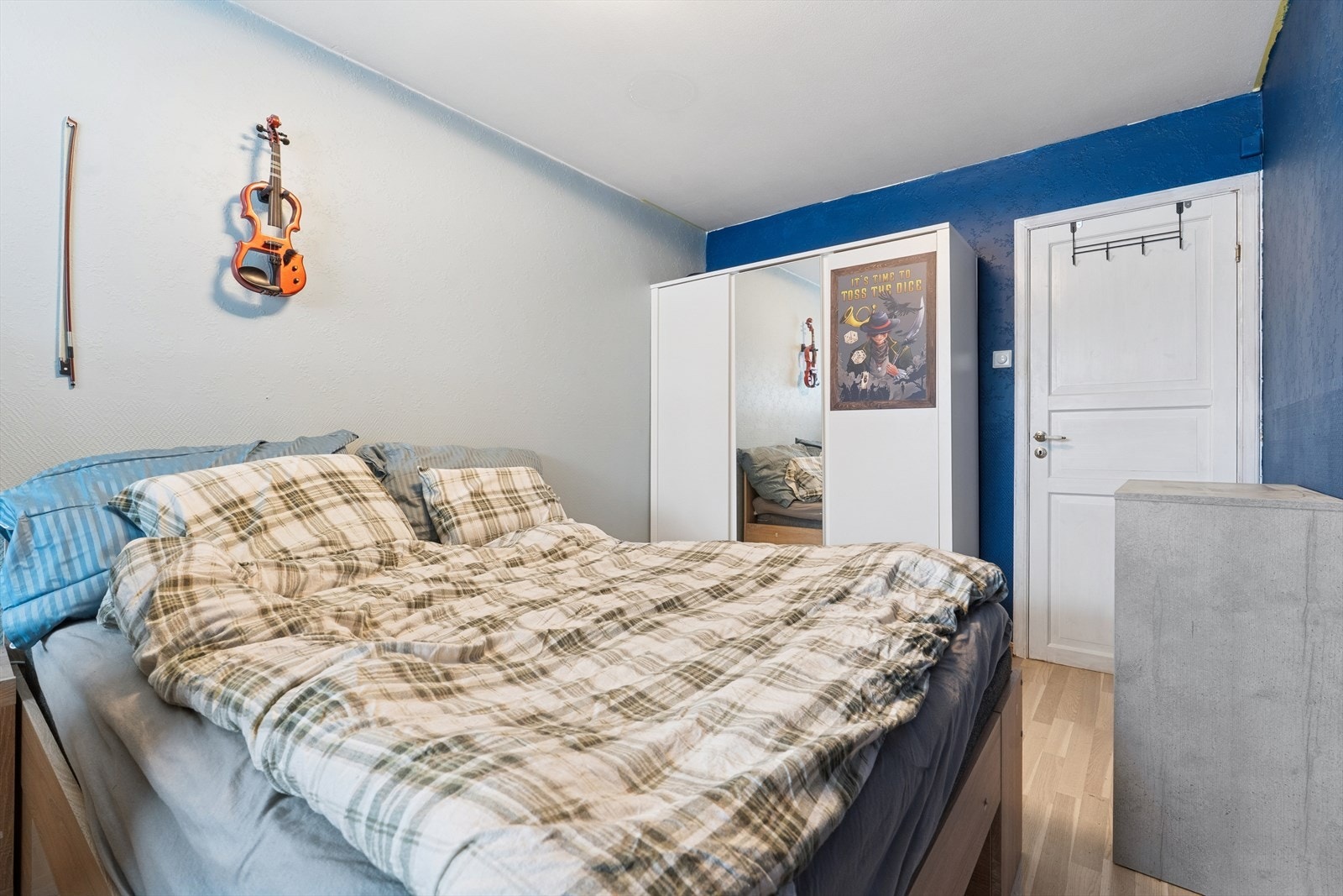 På soverommet er det plass til å innrede med en dobbeltseng, tilhørende nattbord og mediemøbler Galleribilde