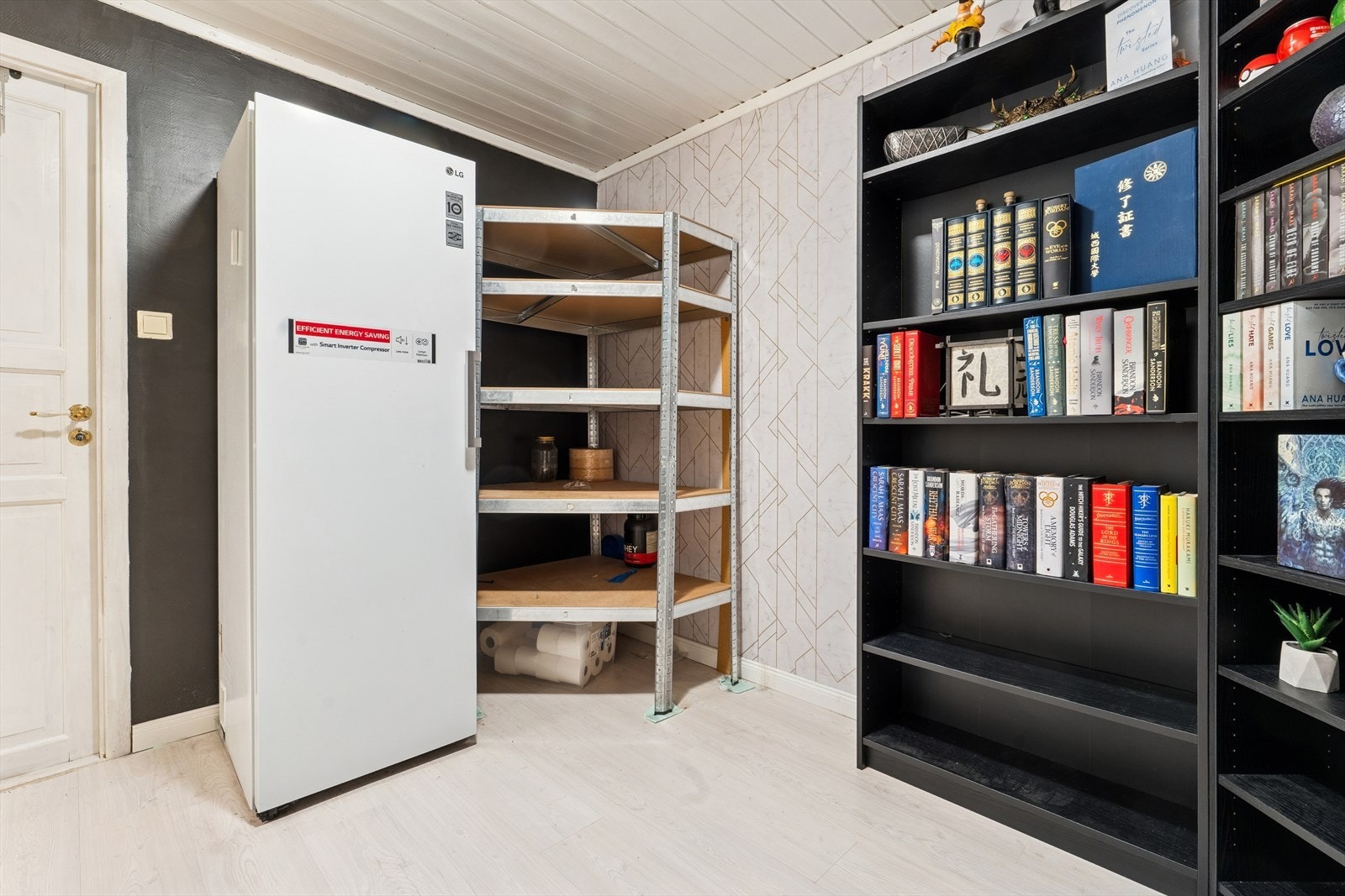 Her kan man fint sette inn hyller og skap for ytterligere oppbevaringsplass i tillegg til boden som følger med leiligheten Galleribilde