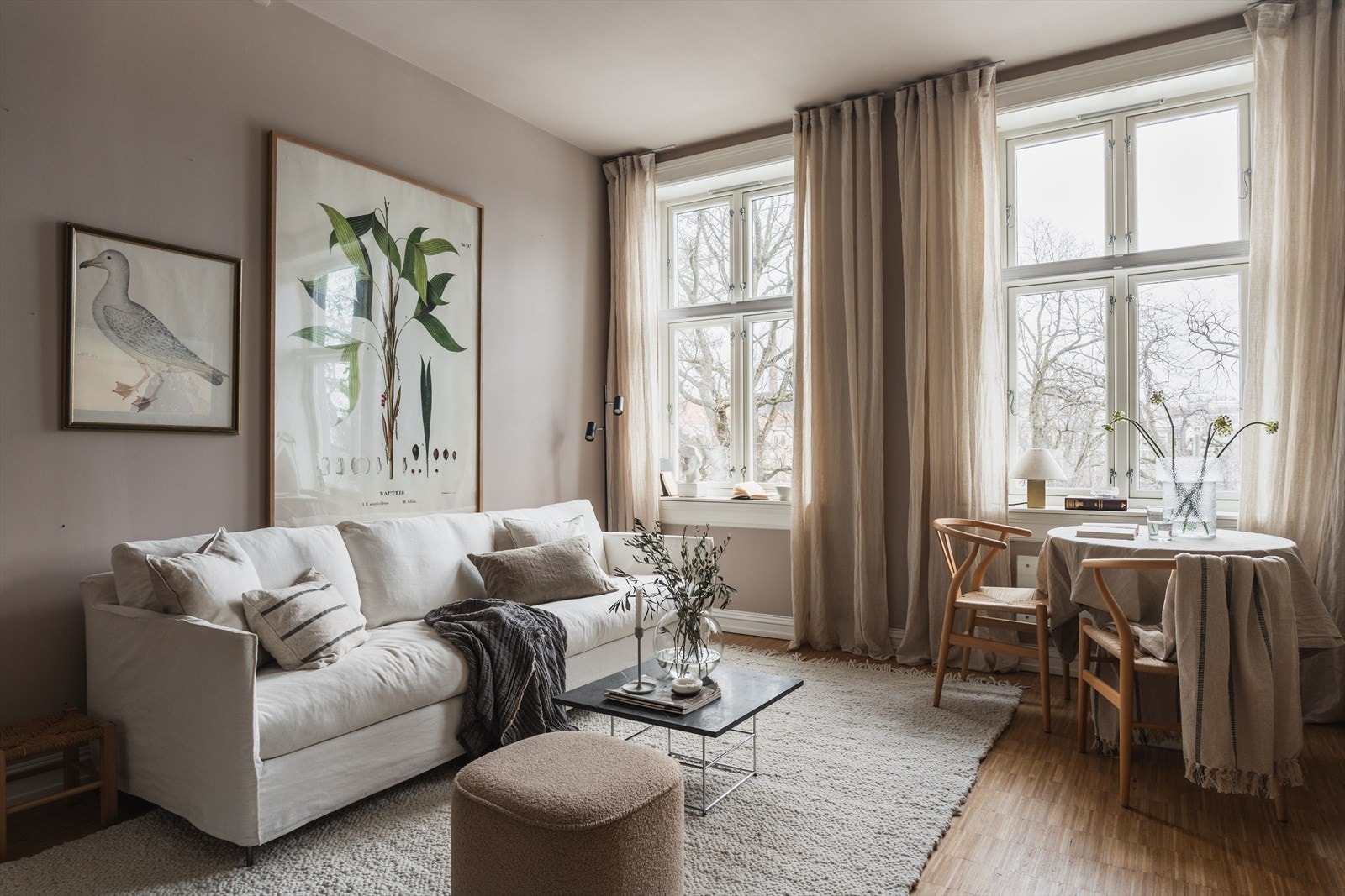 Store vindusflater i stuen sørger for godt med naturlig lys - helt uten innsyn Galleribilde