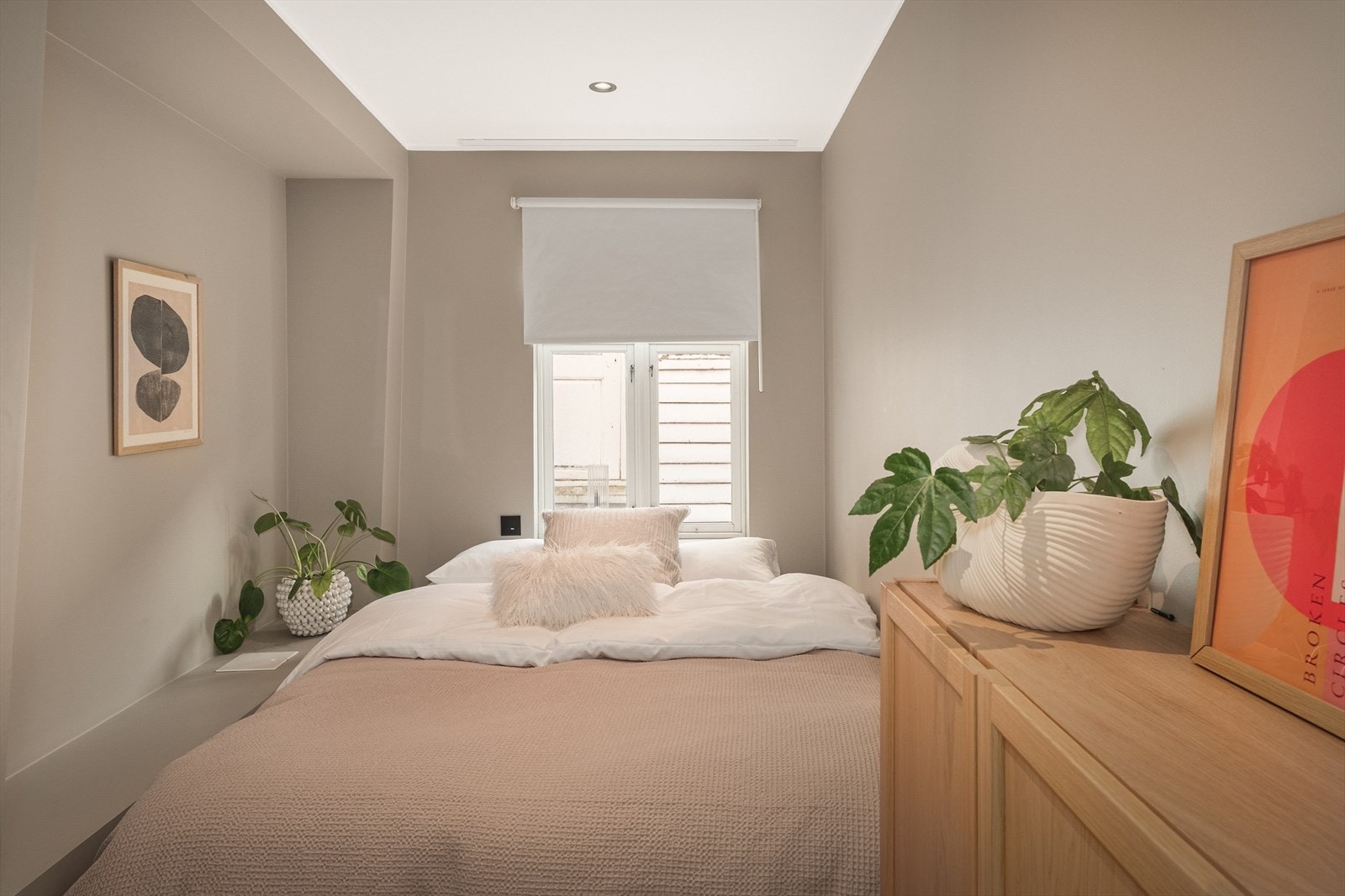 Lyst og trivelig soverom med plass til dobbeltseng og oppbevaring. Galleribilde