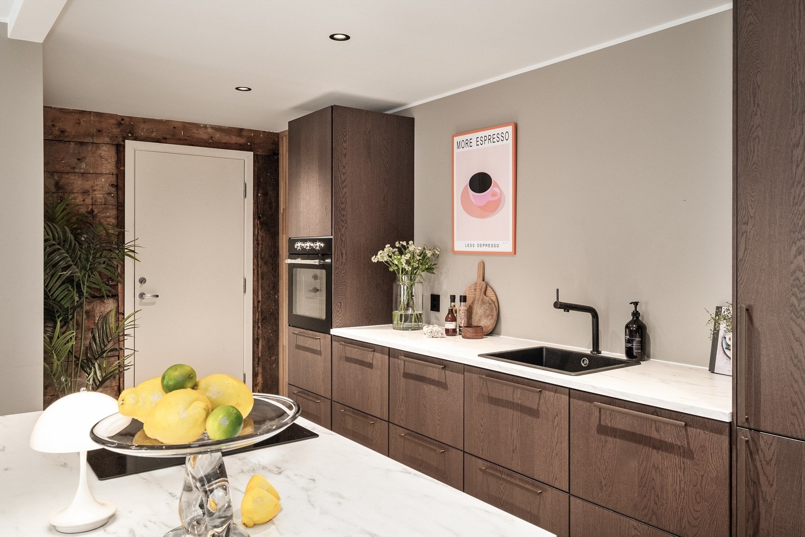 Fra dør ved kjøkken er det tilkomst til loftsrom leiligheten disponerer. Galleribilde