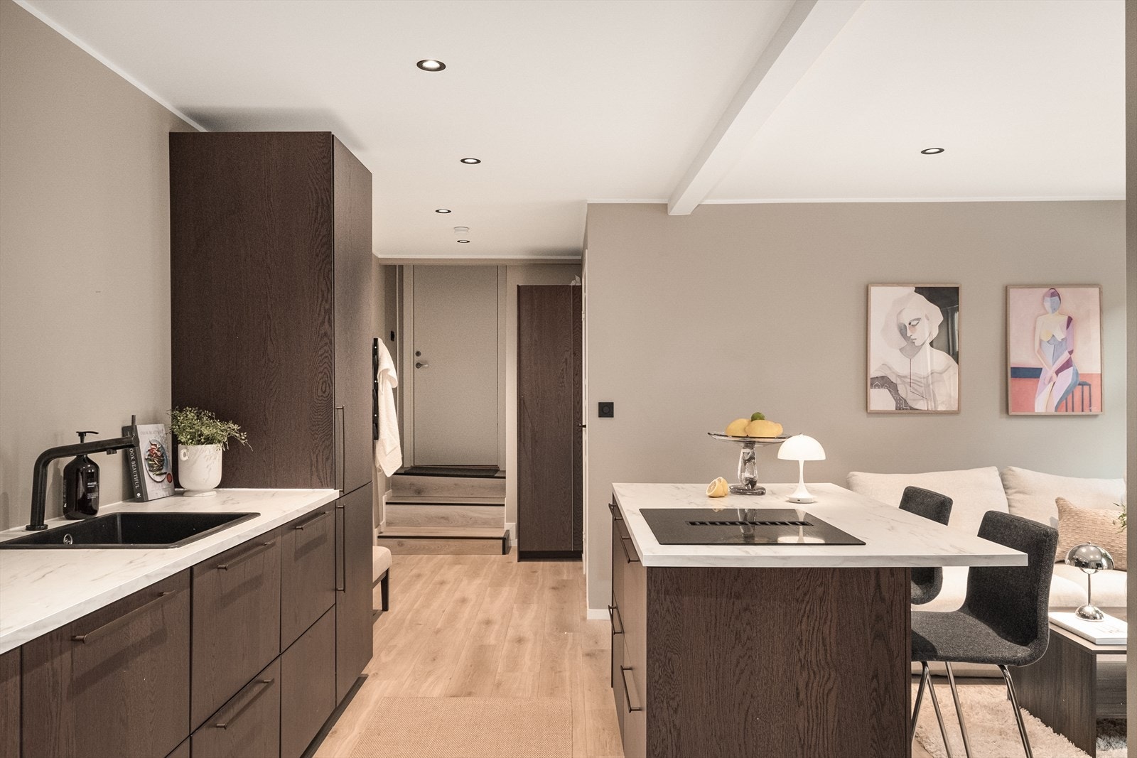 Gjennomgående i leiligheten er det laminatgulv og malte flater. Det er spotlights i himling ved entré, stue og kjøkken. Galleribilde