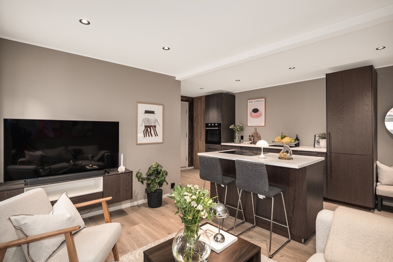 Leiligheten ligger skjermet og rolig til mellom brosteinsbelagte gater, i hjertet av Bergen sentrum. Boligen er opplyst oppusset i 2022/2023 og fremstår med god standard på overflater og innredning. Galleribilde