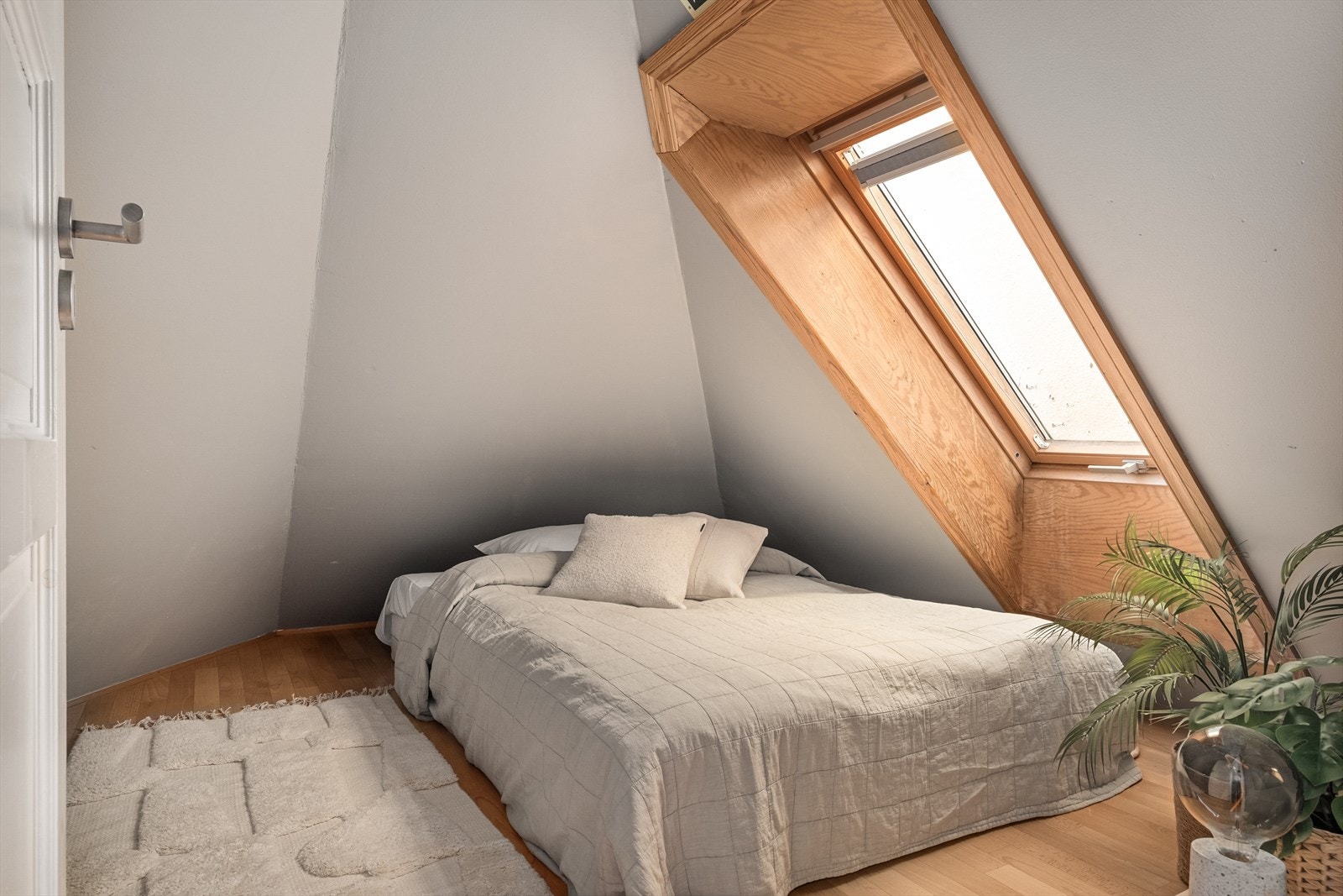 Tilhørende leiligheten er det et loftsrom med et gulvareal på ca. 13m². Rommet er ikke måleverdig grunnet lav takhøyde. Megler har ikke dokumentasjon som viser at rommet er godkjent til varig opphold. Galleribilde