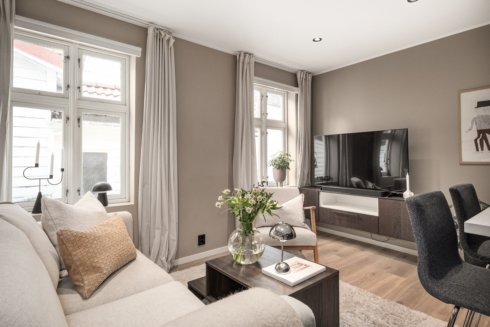 Åpen og sosial stue- og kjøkkenløsning på ca. 27,3 m², som gir gode soner for både opphold og bespisning. Galleribilde