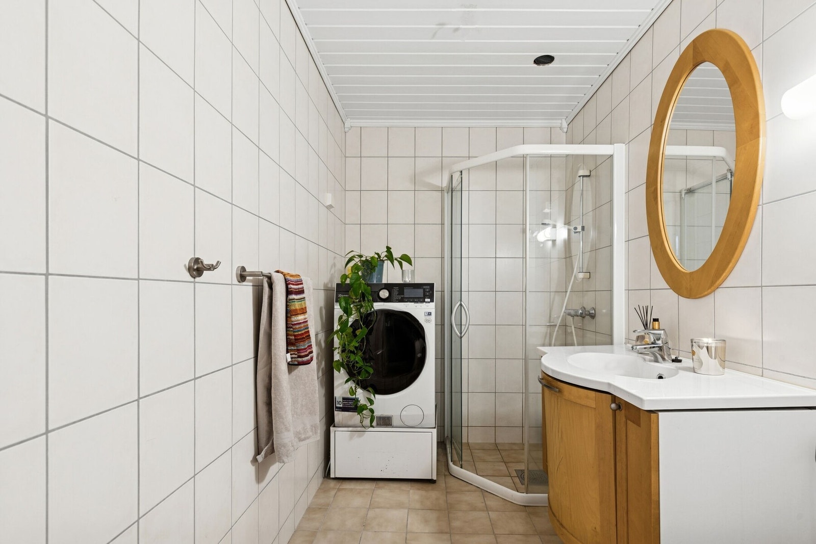 I 1. etasje finner du et pent baderom med flislagte gulv og vegger. Galleribilde