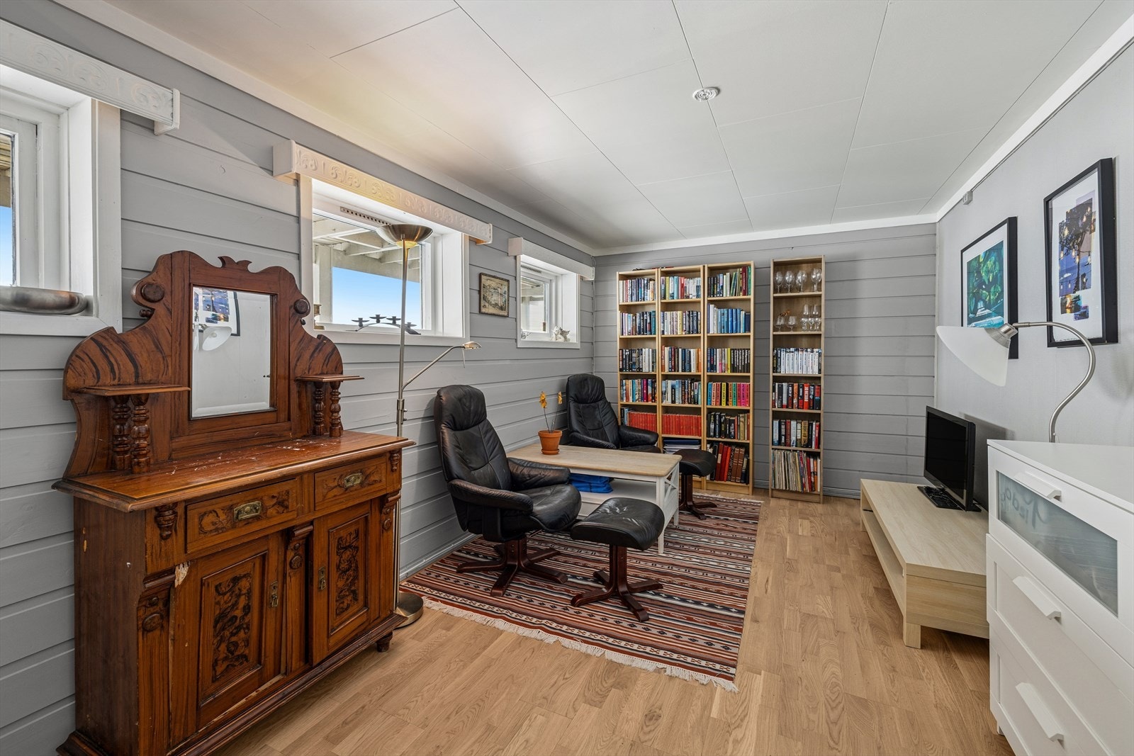 I underetasjen er det innredet en kjellerstue som per i dag ikke er godkjent/omsøkt. Se punktet om ferdigattest i salgsoppgaven for nærmere informasjon. Galleribilde