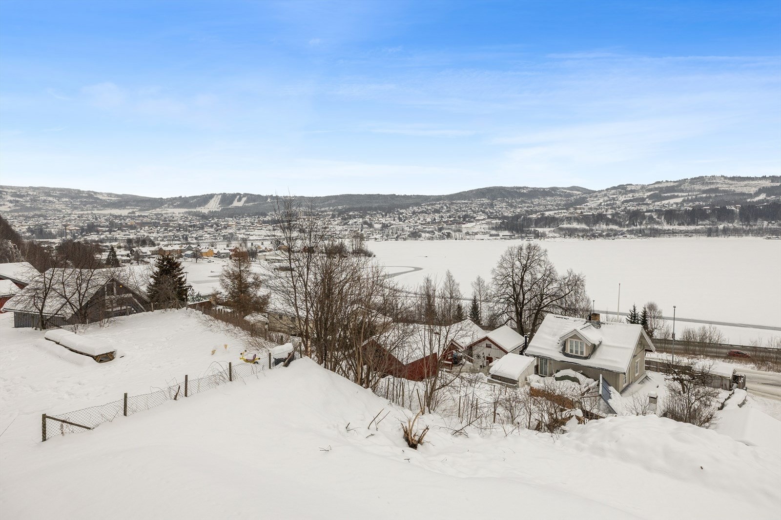 Eiendommen byr på nydelig utsikt mot Lillehammer by. Galleribilde
