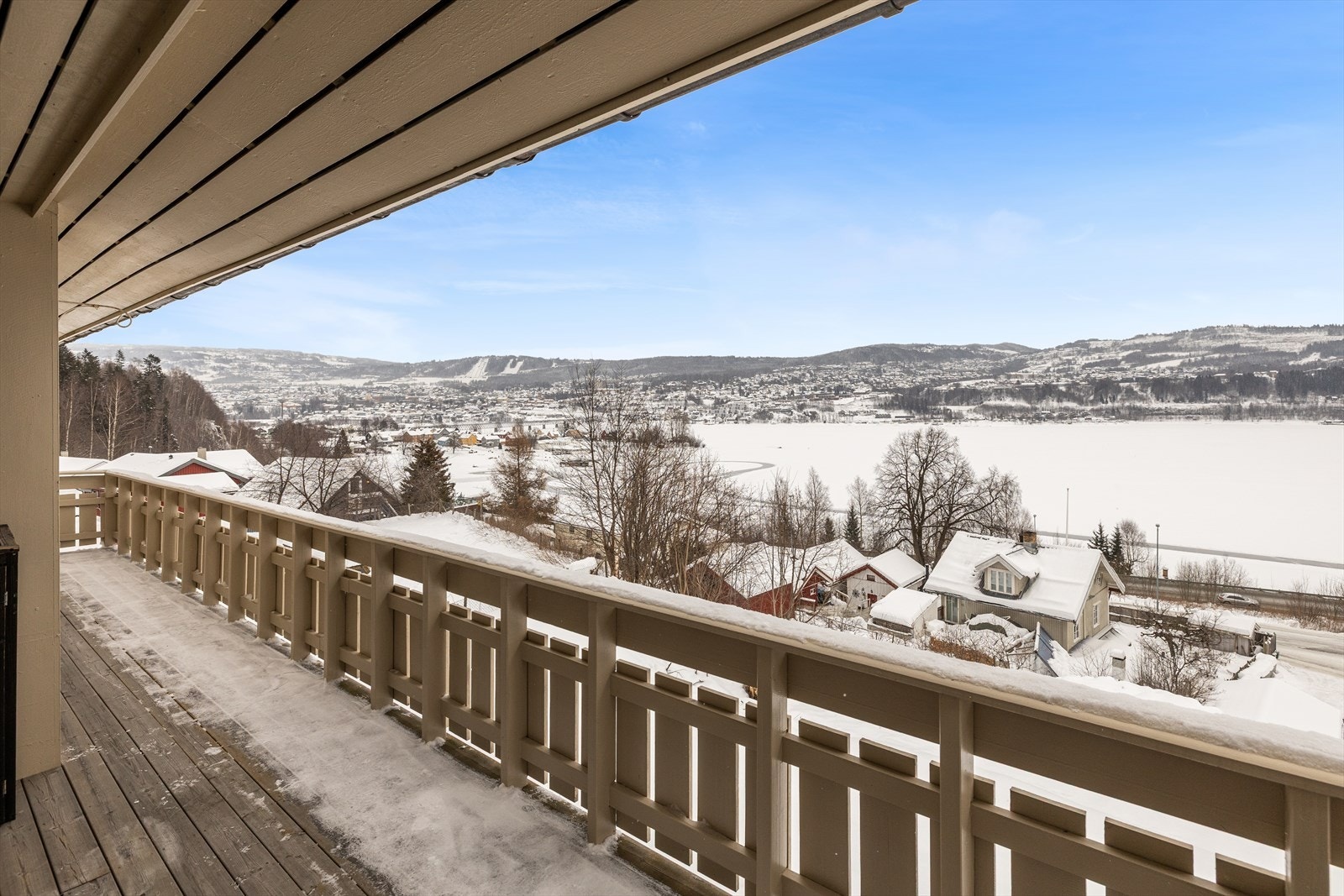 Fra stuen er det utgang til en romslig veranda på 45 m² med nydelig utsikt. Galleribilde