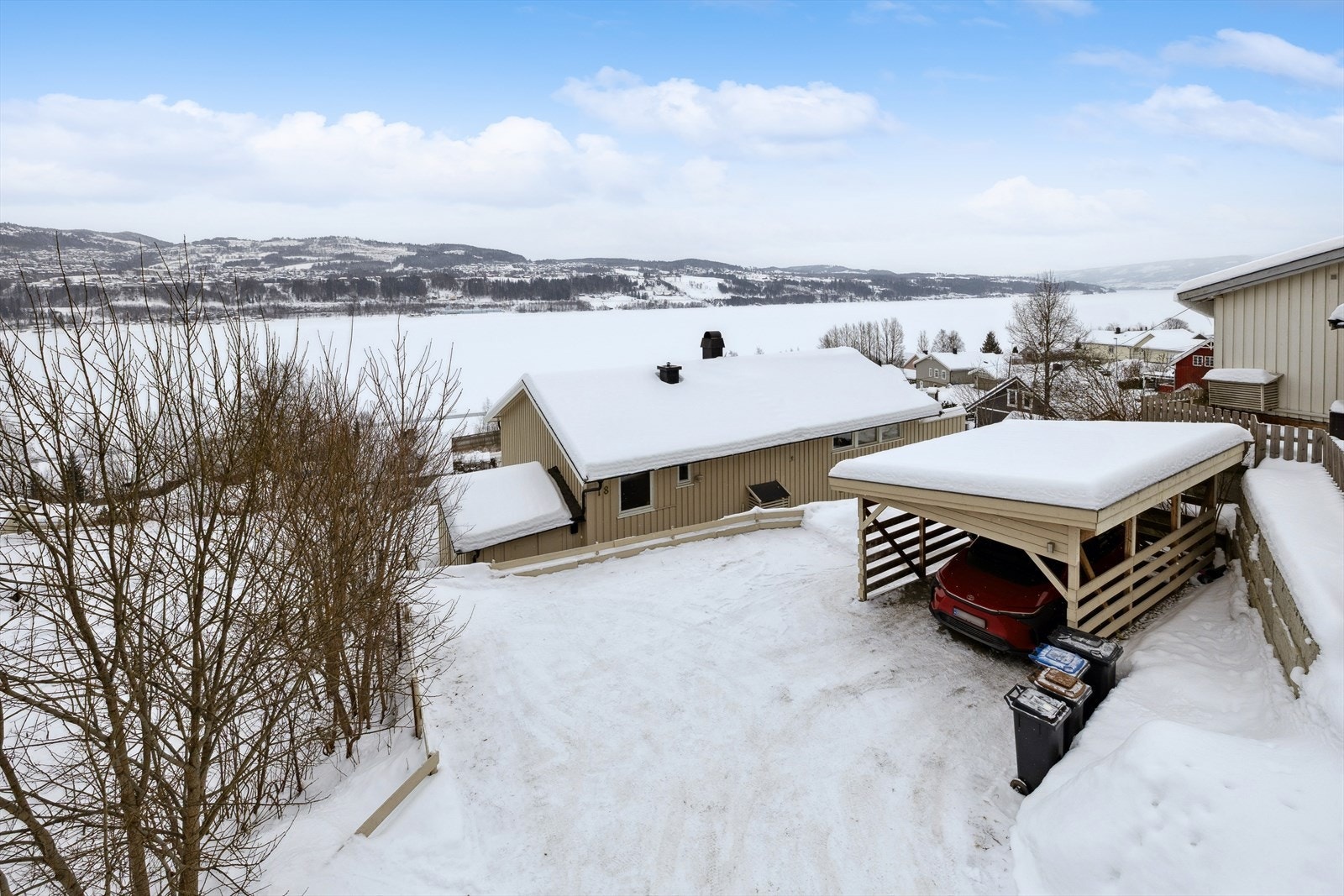 Eiendommen ligger i et barnevennlig og etablert boligområde med kort vei til både skole og barnehage. Galleribilde