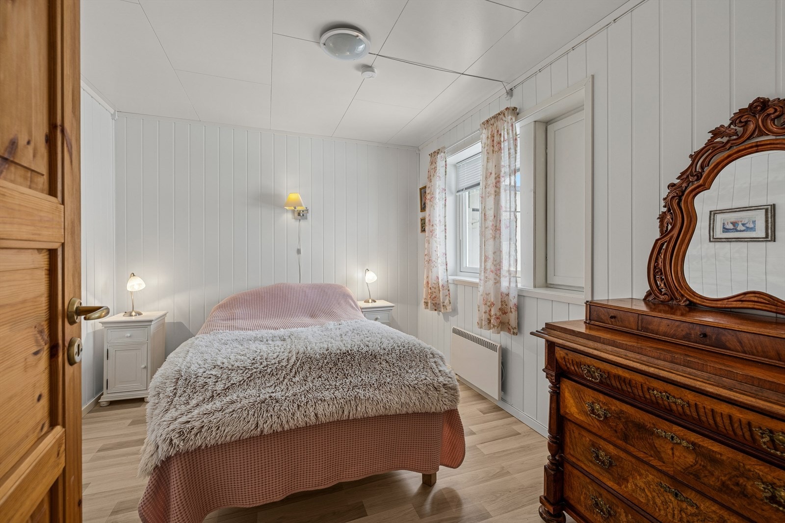 Soverommene har plass til seng, nattbord og annet ønskelig møblement. Galleribilde