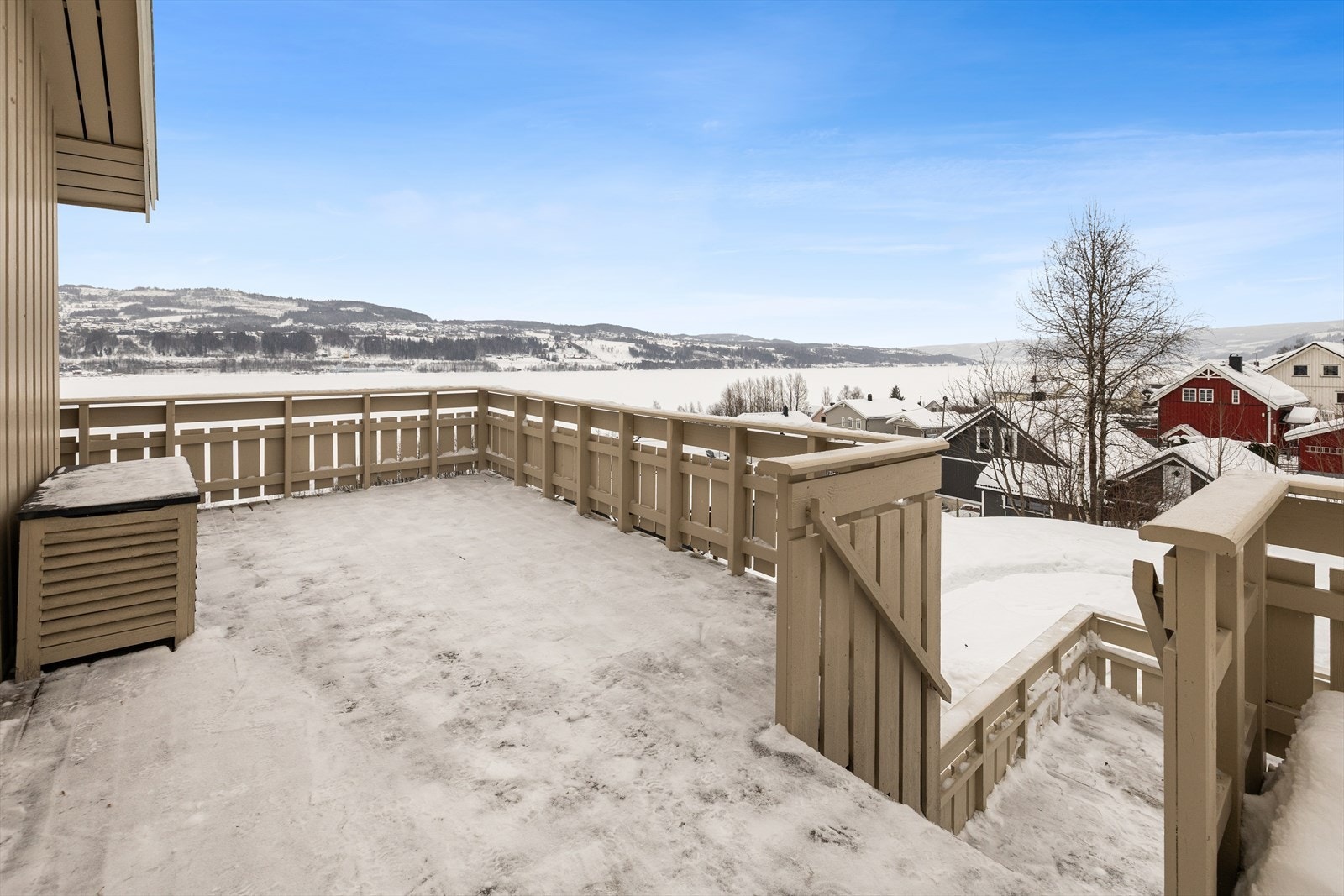 Fra verandaen er det trapp ned til hage. Galleribilde