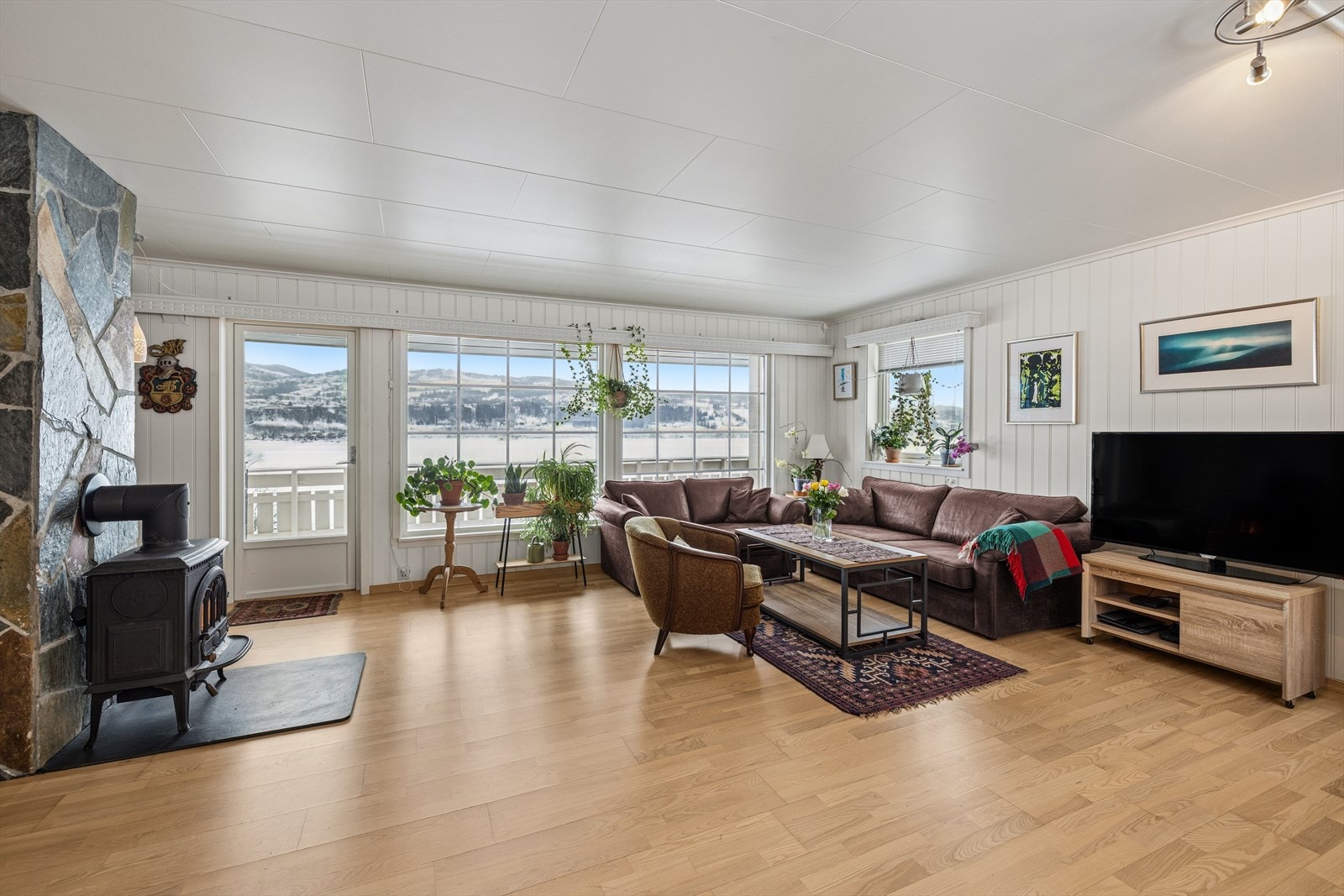 Den innholdsrike planløsningen gir boligen gode og sosiale oppholdsrom med fine møbleringsmuligheter. Galleribilde