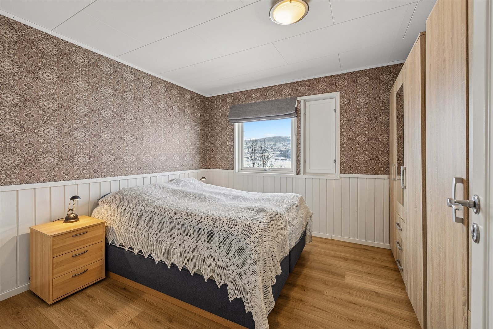 Boligen byr på tre gode soverom, praktisk fordelt mellom etasjene. Galleribilde