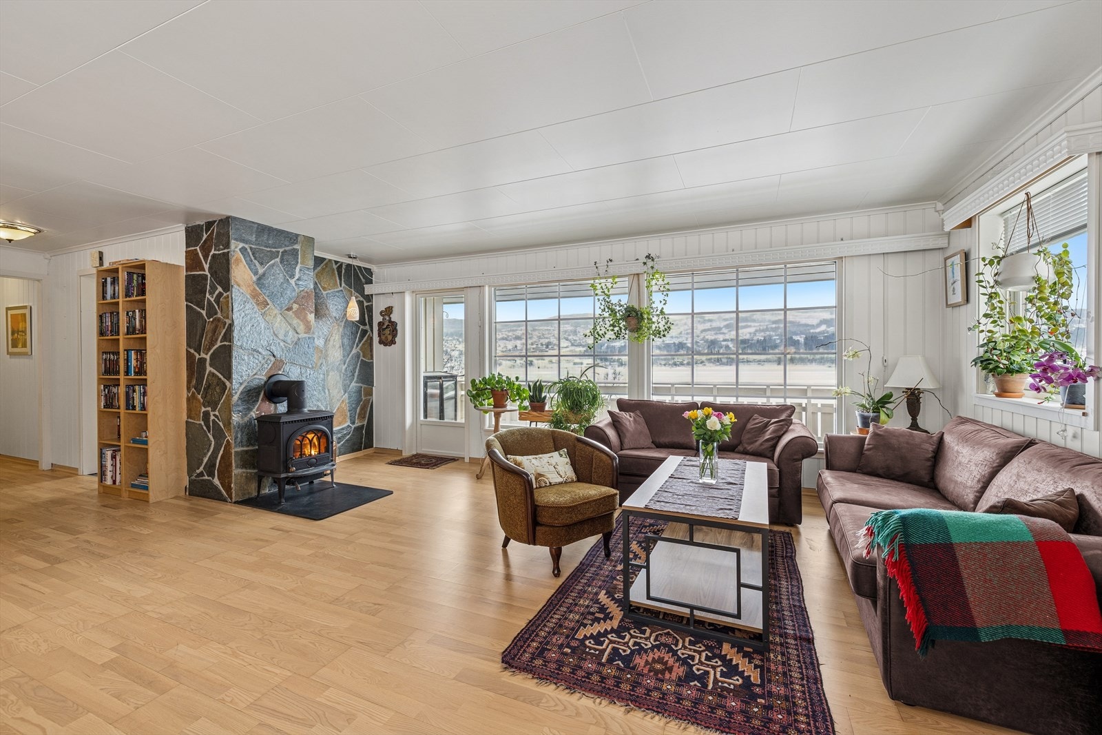 Oppholdsrommets gode utforming gir fleksible muligheter for naturlig soneinndeling. Galleribilde