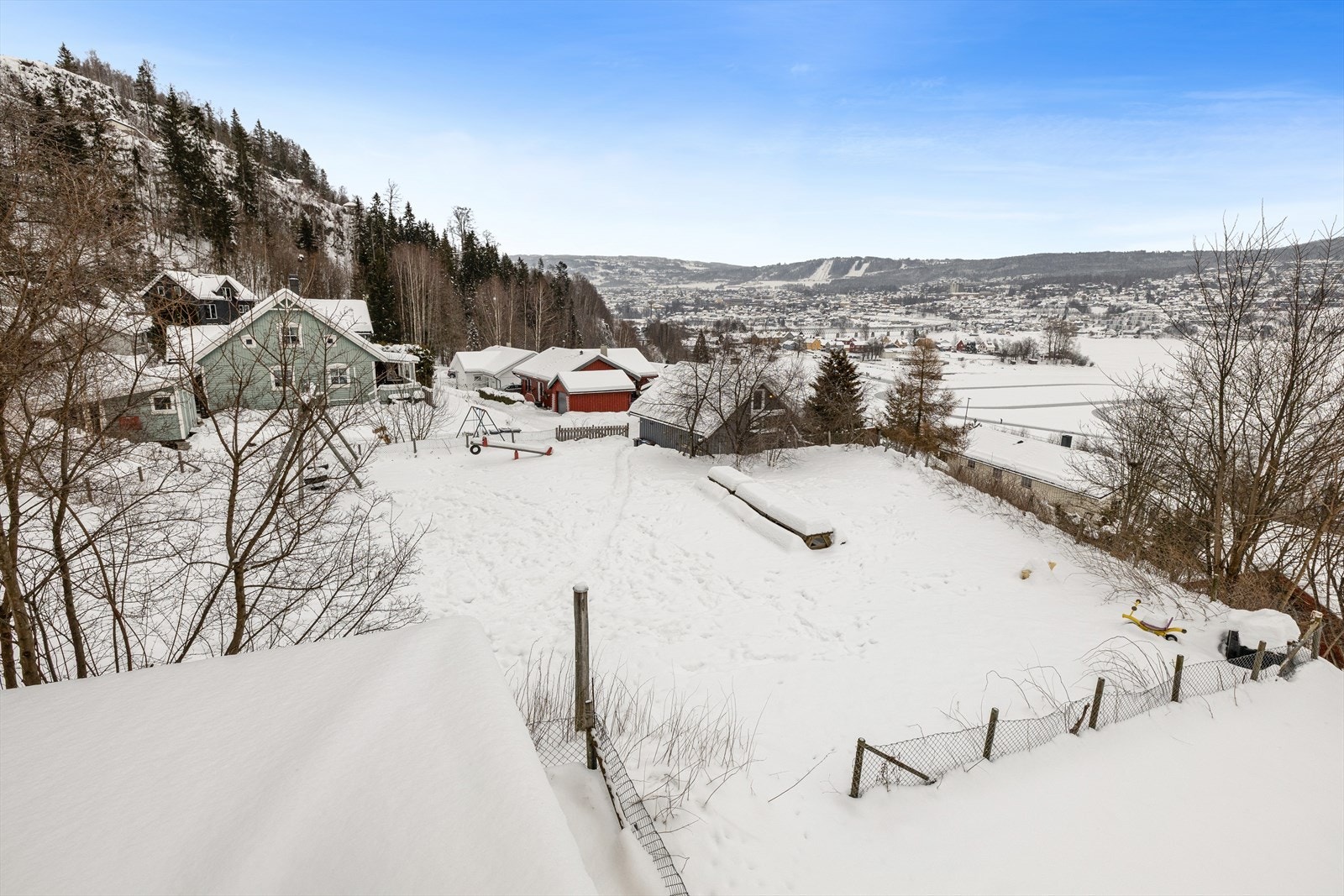 Eiendommen grenser mot friområde med lekeapparater og sittebenker. Galleribilde