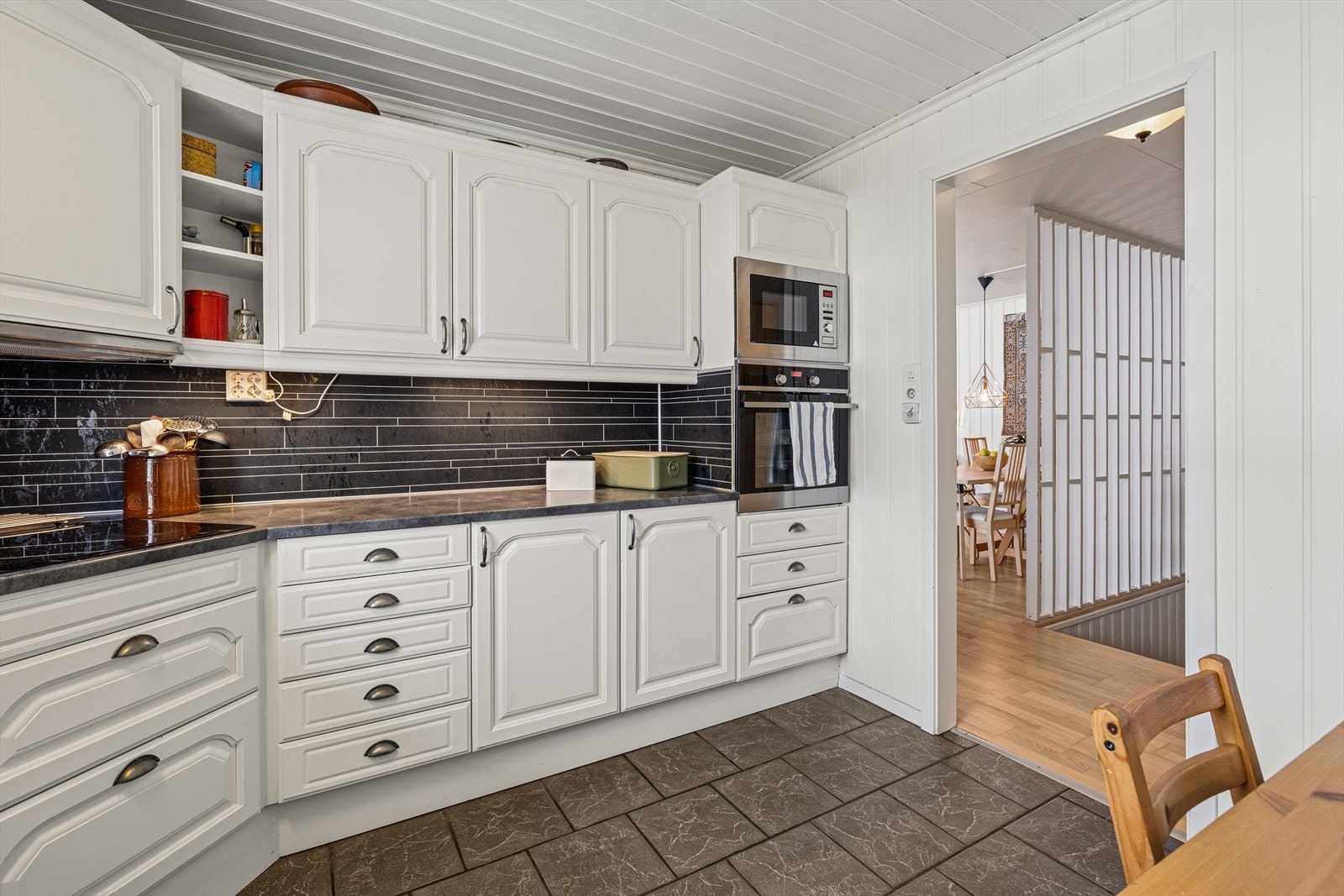 I benkeryggen er det montert dekorative plater som gjør rengjøringen enklere. Det er benkebelysning som gir gode arbeidsforhold. Galleribilde