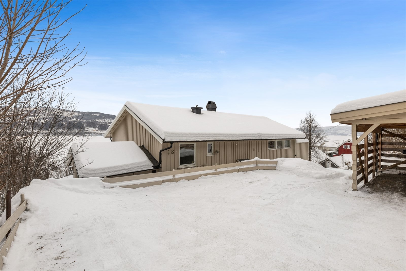 I tillegg har eiendommen en carport på 19 kvm. Elbillader montert på bodvegg. Galleribilde