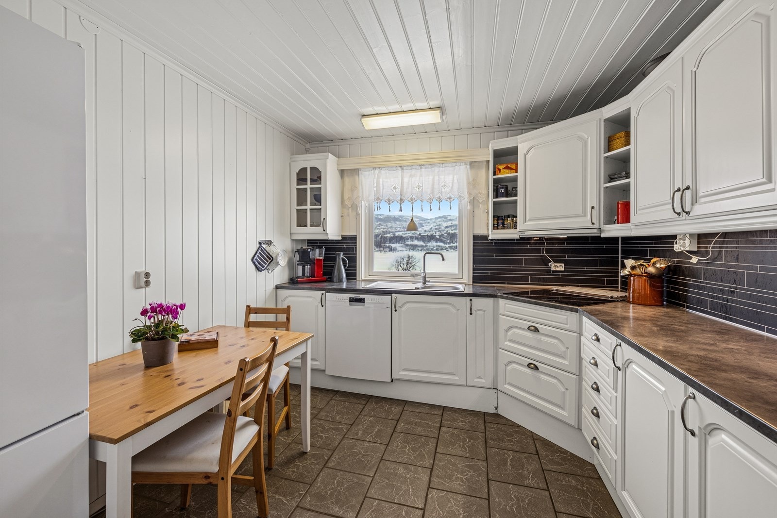 Hvitevarer som komfyr, koketopp og mikrobølgeovn er integrert i innredningen. Det er plass til frittstående oppvaskmaskin og kombiskap for kjøl/frys. Galleribilde