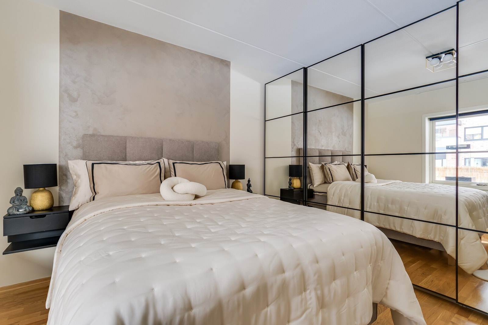 Svært romslig og pent soverom med god plass til dobbeltseng, nattbord og stor skyvedørsgarderobe. Galleribilde