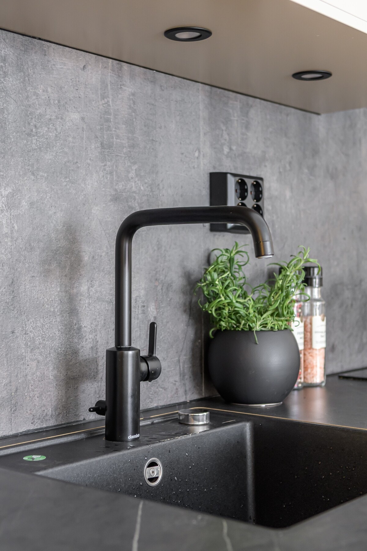 Underlimt oppvaskkum i svart matt fra Blanco (Silgranit - 80 % granitt), som gir et eksklusivt og moderne uttrykk samt svært god holdbarhet. Svart matt blandebatteri med vannlås. Galleribilde