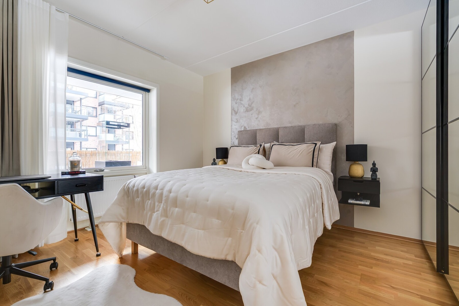 Rommet er av sjenerøs størrelse med god plass til skrivebord. Taklampe og nattbord medfølger. Galleribilde