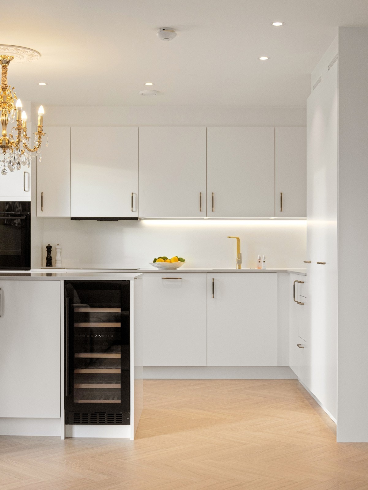 Integrert vinskap, samt øvrige hvitevarer av høy kvalitet som f.eks oppvaskmaskin fra Miele og stekeovn med pyrolyse fra Bosch Galleribilde