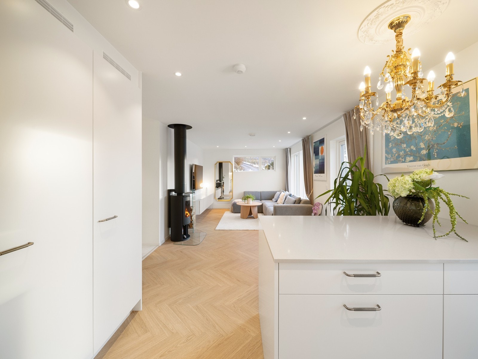 Lekker fiskebeinslaminat i lyse farger i stue/kjøkken og begge soverom. Galleribilde