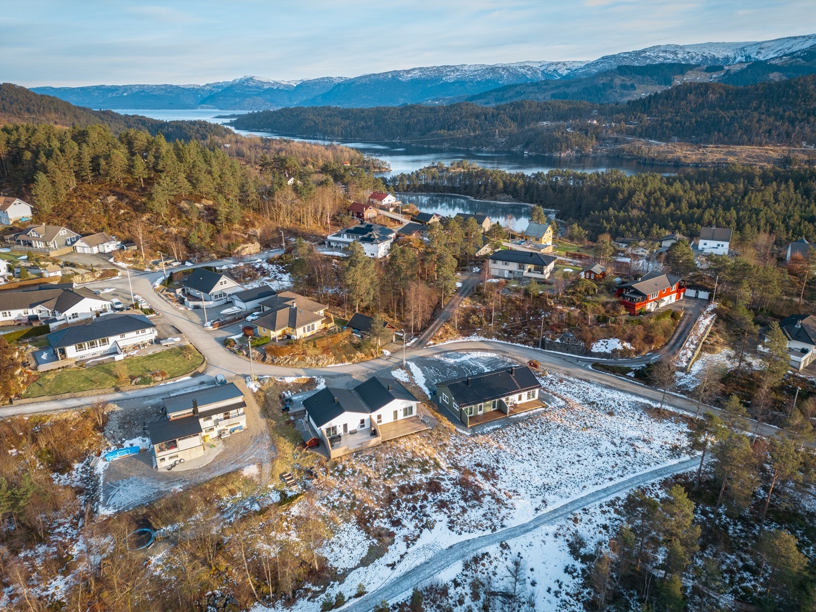 700 meter unna boligen finner du Nærbutikken Eikangervåg. Ellers er det ca 20 minutter til Knarvik med bil. Galleribilde