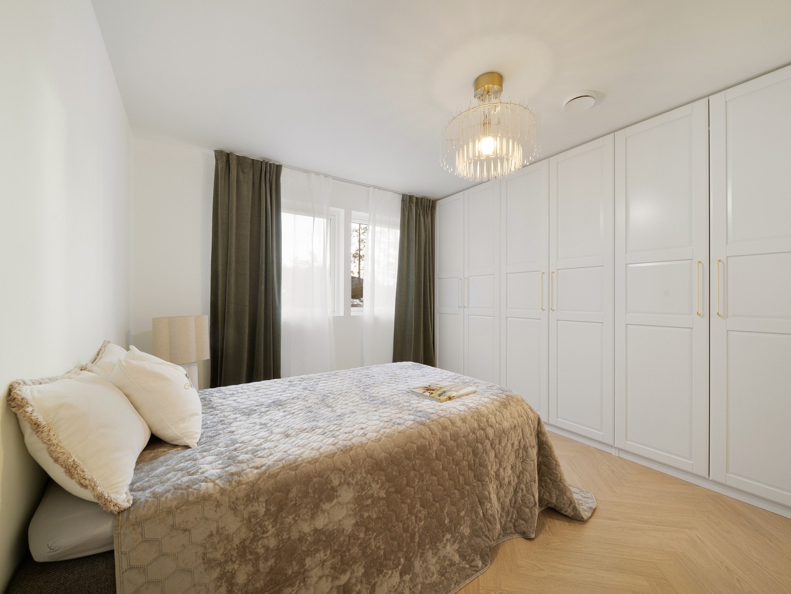 Hovedsoverommet måler ca 13,7 m², og har god plass til stor dobbeltseng, tilhørende skapmøblement og annet soveromsmøblement. Galleribilde