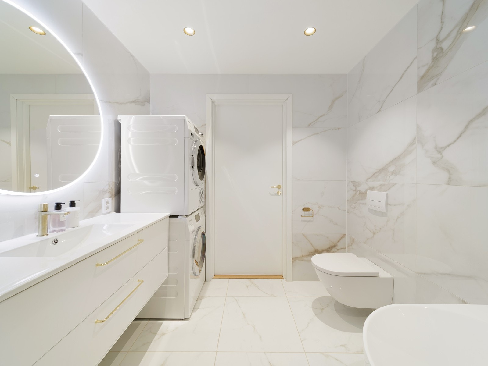 Flott helfliset bad med elektrisk gulvvarme og spotter i himling. Galleribilde