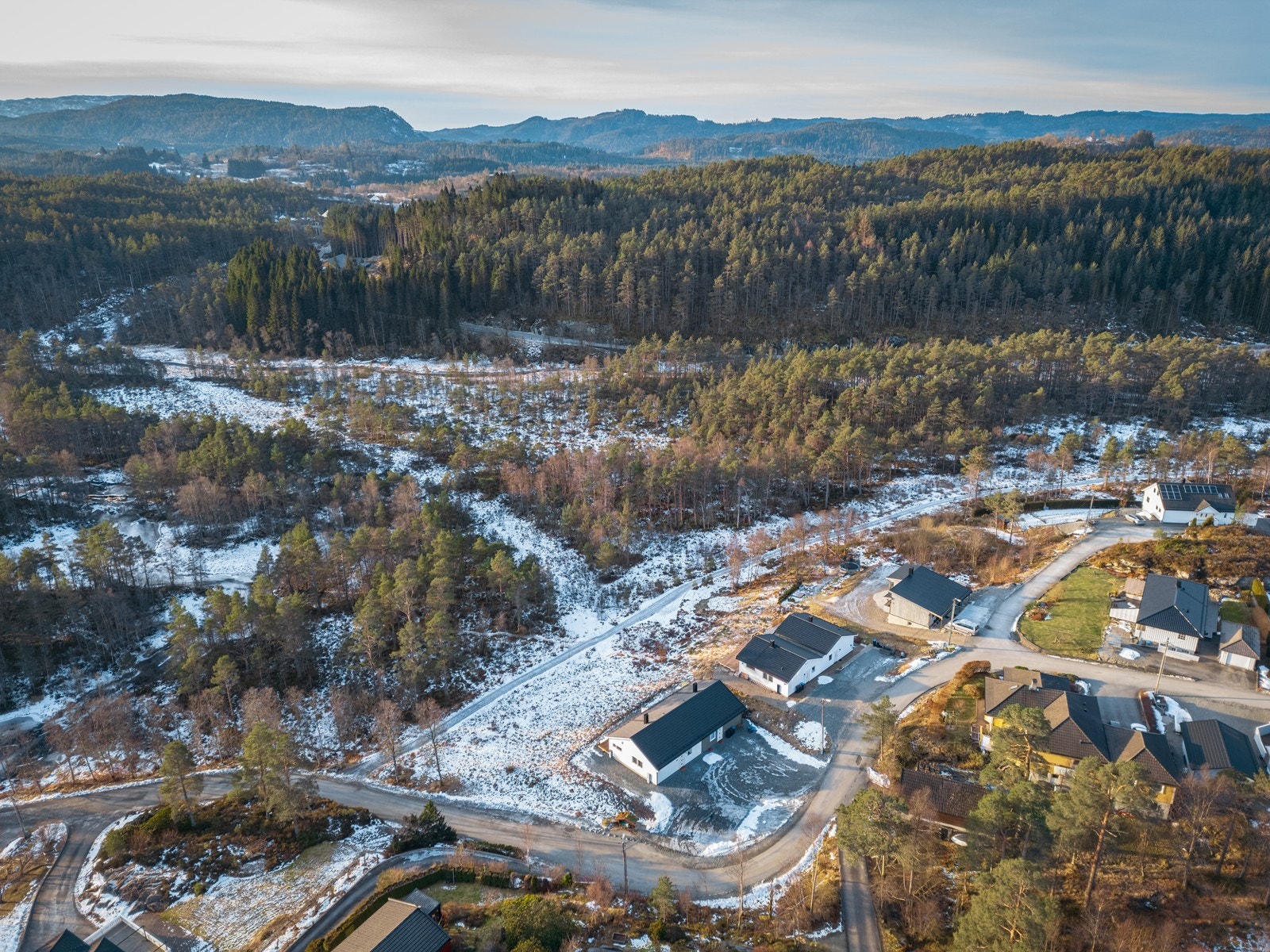 Gode muligheter for parkering av flere biler på egen del av tomten. Galleribilde