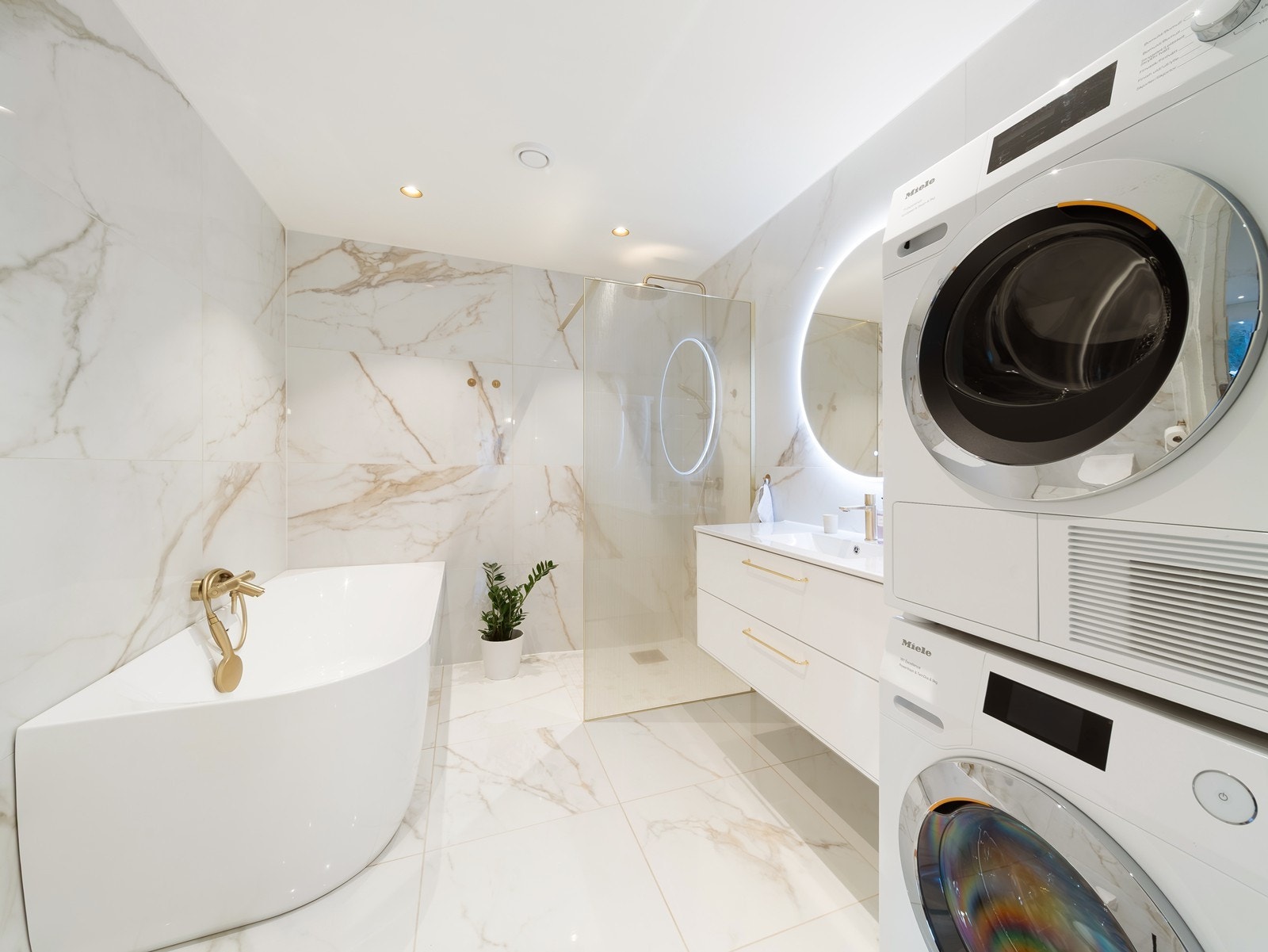 Ellers utstyrt med dusjvegg, badekar, servant i møbel, speil m/ belysning, veggmontert wc og opplegg for vaskesøyle. Galleribilde