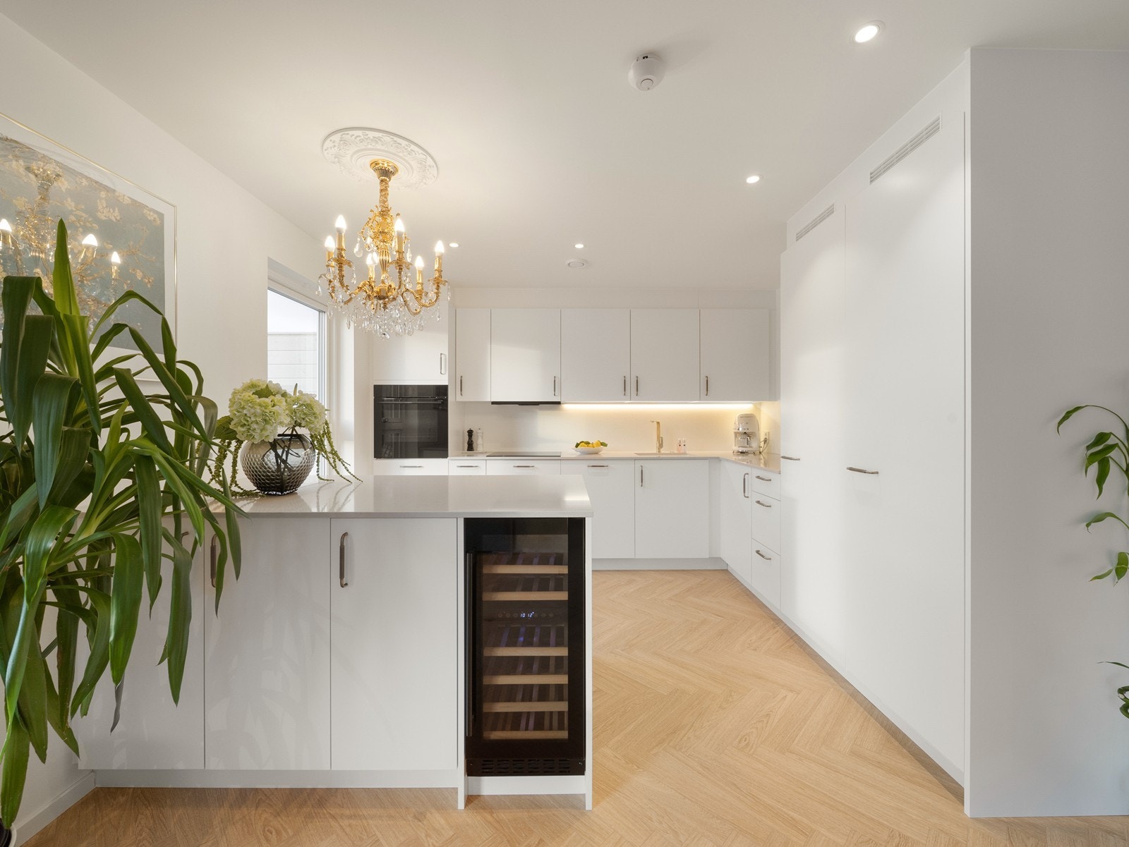 Stuen har en åpen og moderne løsning mot kjøkkenet, og sørger for en sosial tilværelse. Galleribilde