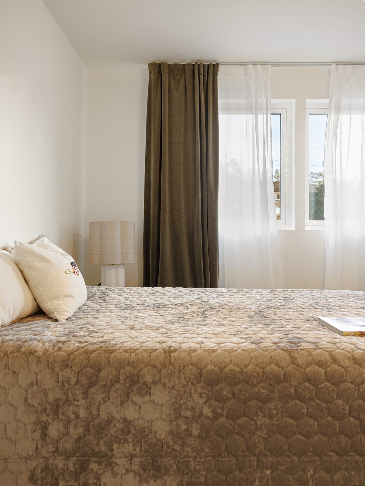 Soverommet vender ut mot naturskjønne omgivelser. Galleribilde