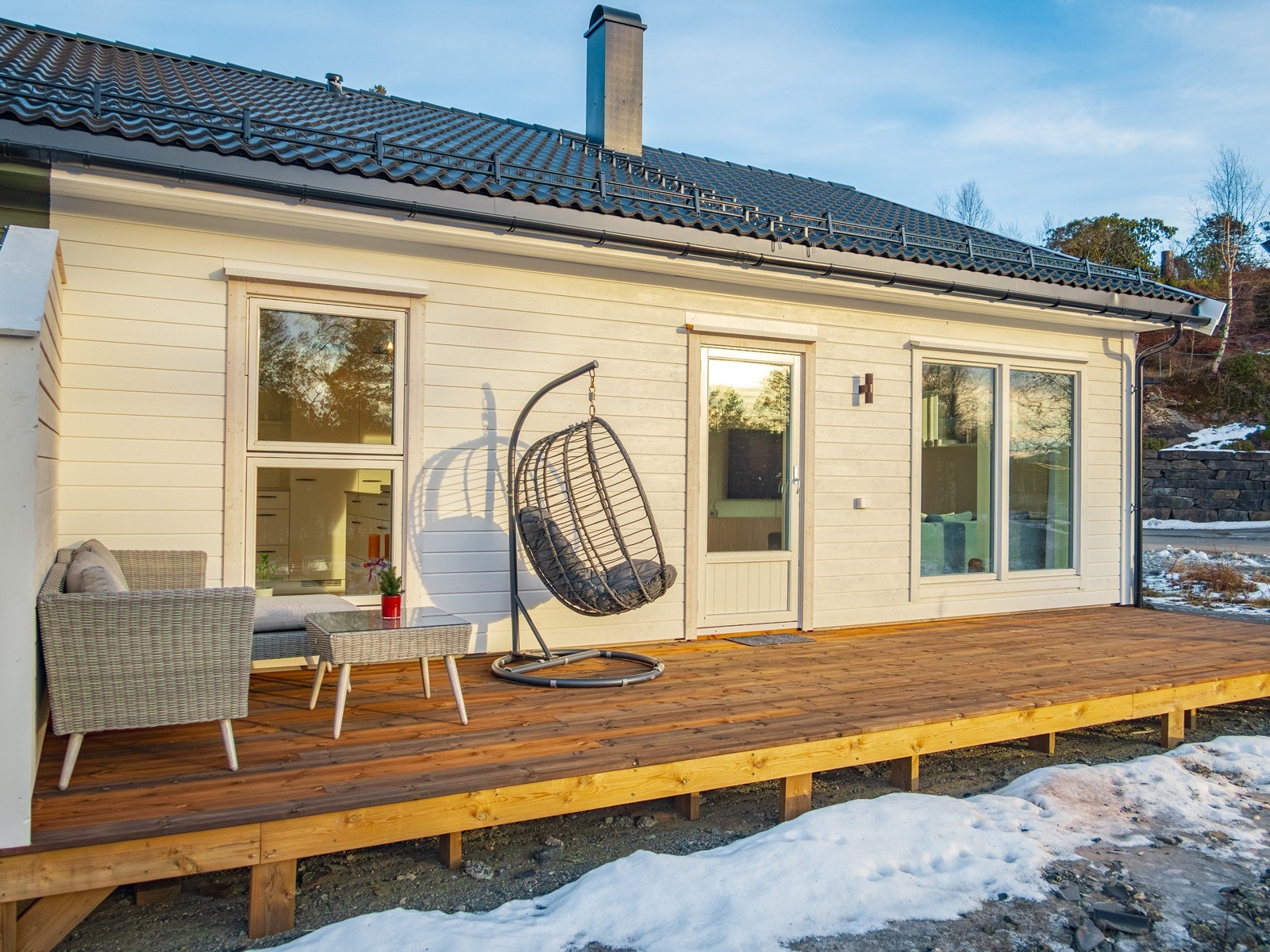 Sørvendt terrasse med gode solforhold på dagtid. Galleribilde