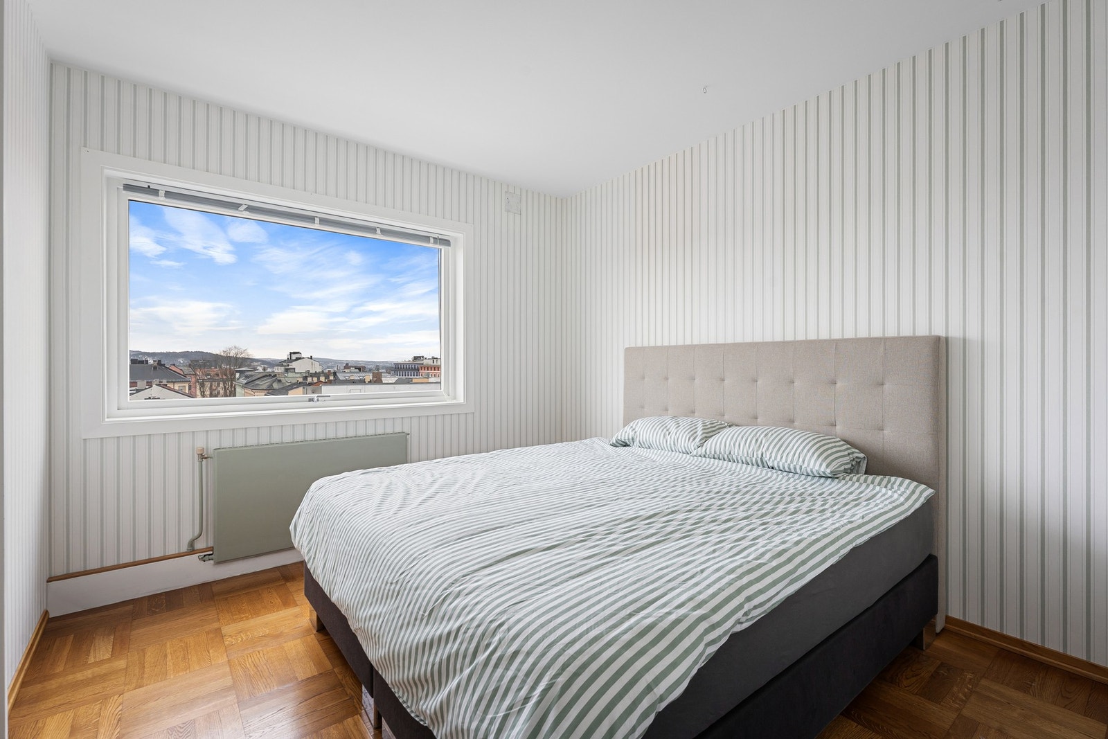 Rommet er romslig og behagelig rom med god plass til dobbeltseng og tilhørende møblement. Soverom 1. Galleribilde