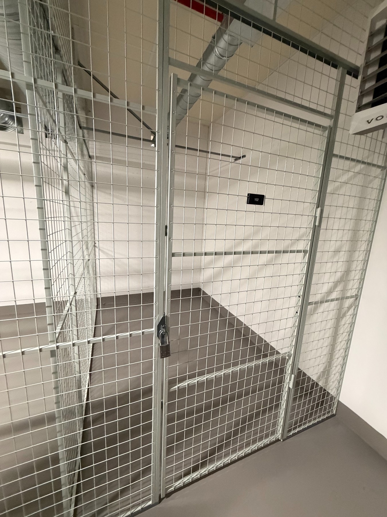 Det medfølger en sportsbod på 5 m² (nr. 102) plassert i kjeller. Galleribilde