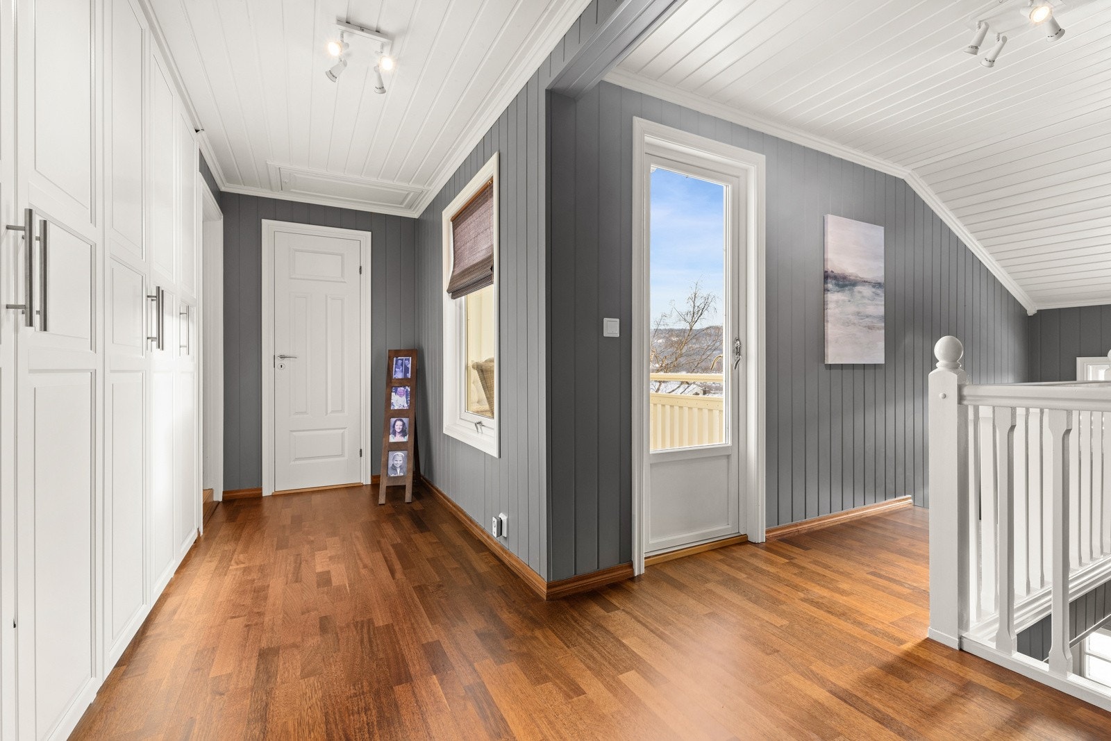 Gang med trapp. Galleribilde