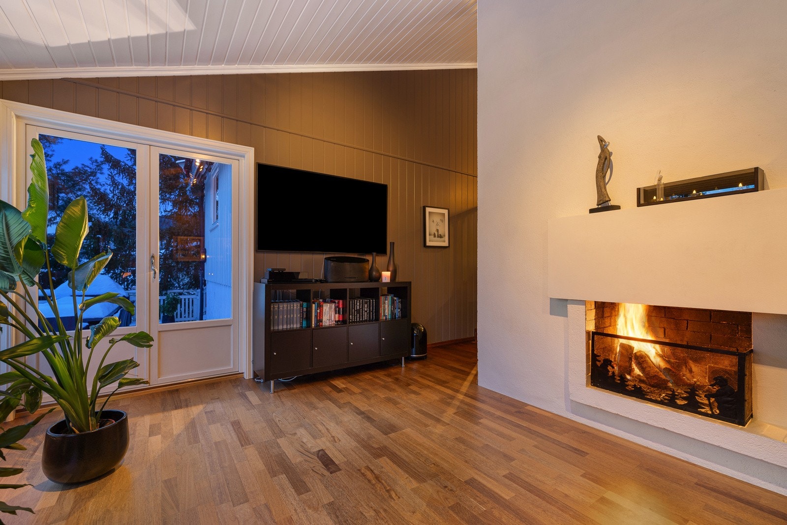 Stue har en stor og fin peis som gir en hyggelig atmosfære og utgang til terrasse fra stue med gode sol- og lysforhold. Galleribilde