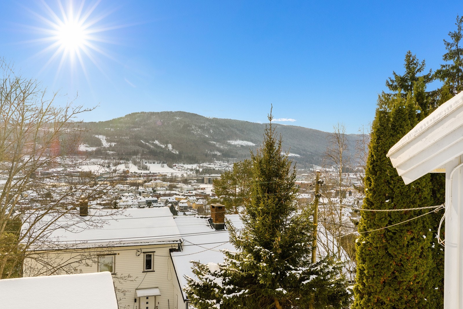 Eiendommen har en flott utsikt og gode solforhold. Galleribilde