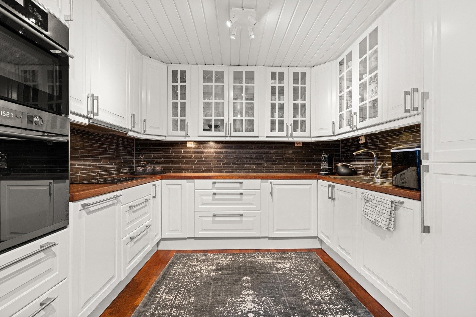 Romslig kjøkken med god skap- og benkeplass samt integrerte hvitevarer. Galleribilde