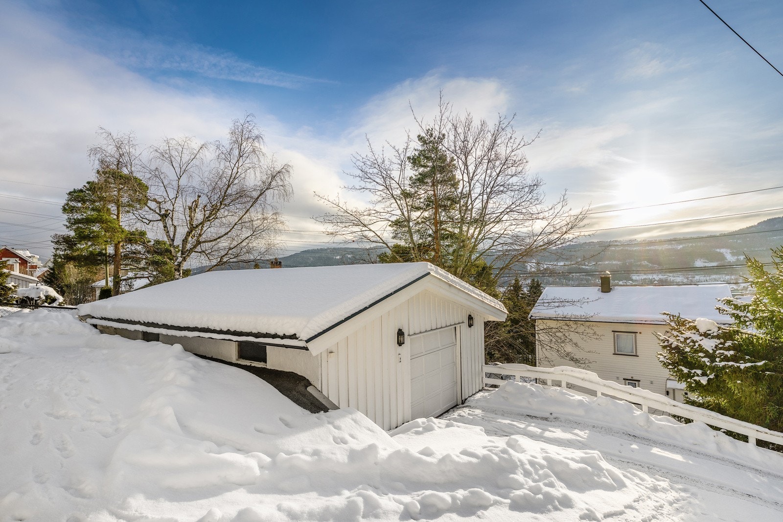 Garasje med god plass. Galleribilde