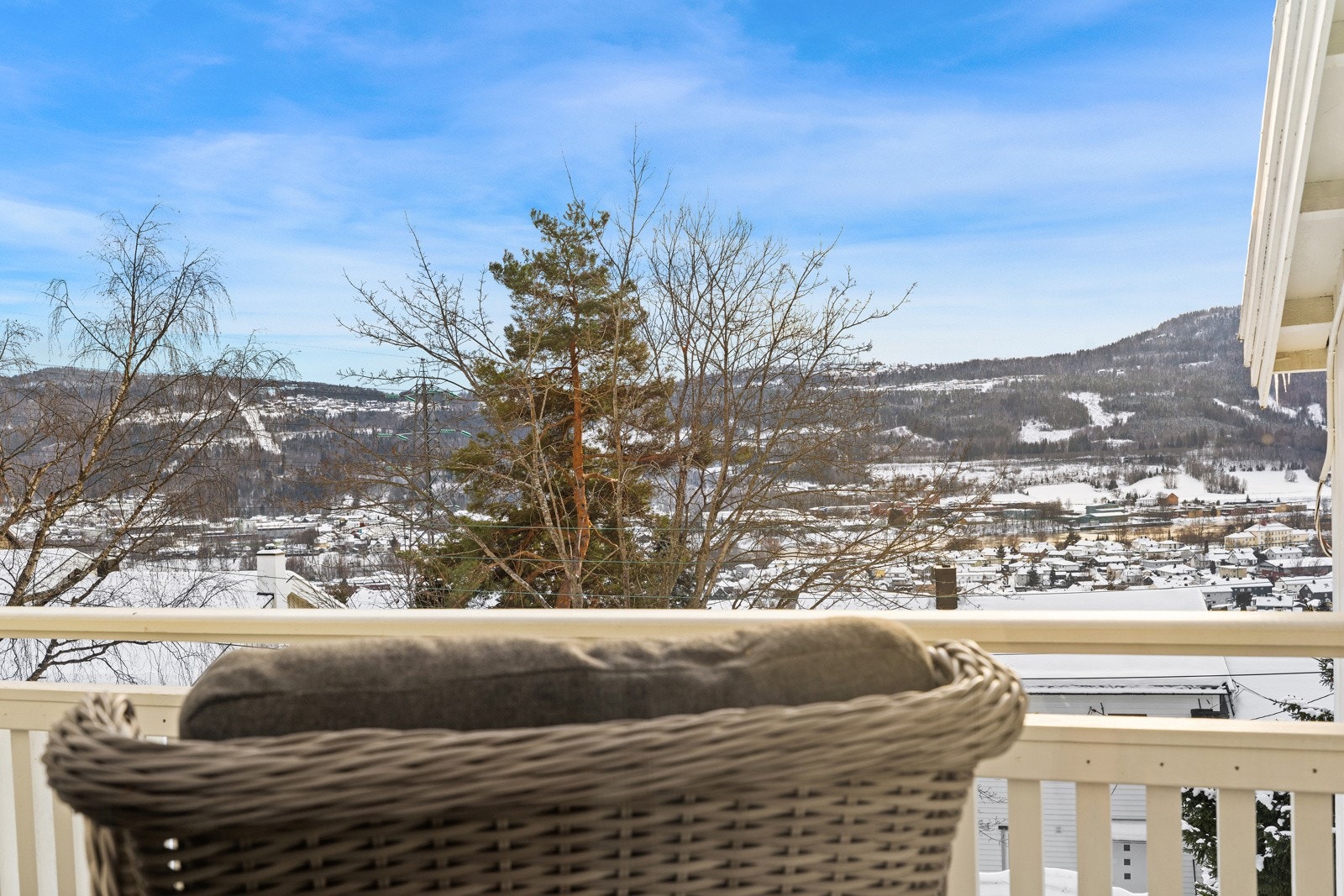 Utsikt fra syd-vest-vendt terrasse på fremsiden av huset. Galleribilde