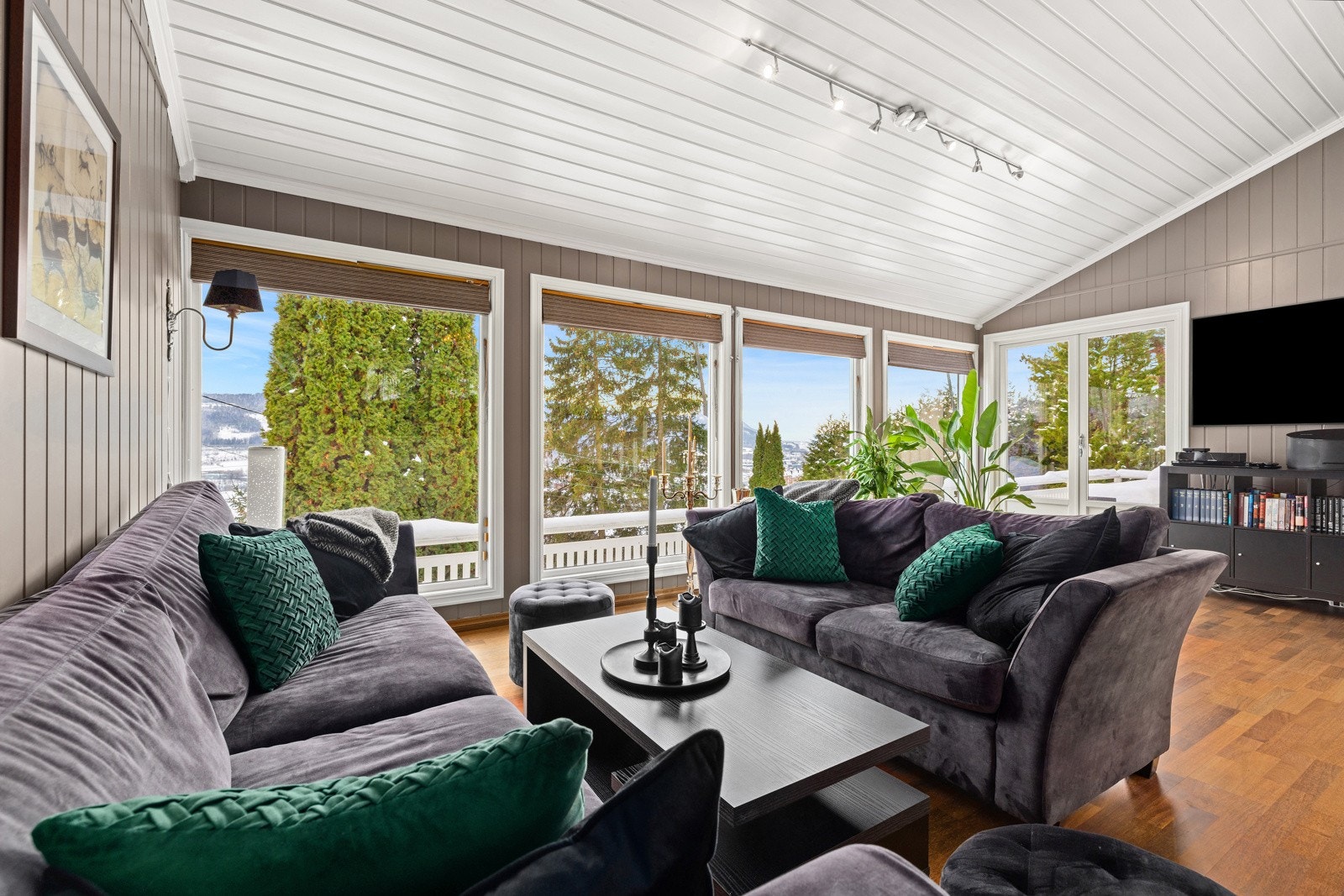 Romslig stue med store vindusflater som gir rikelig med naturlig lys og fin utsikt. Galleribilde