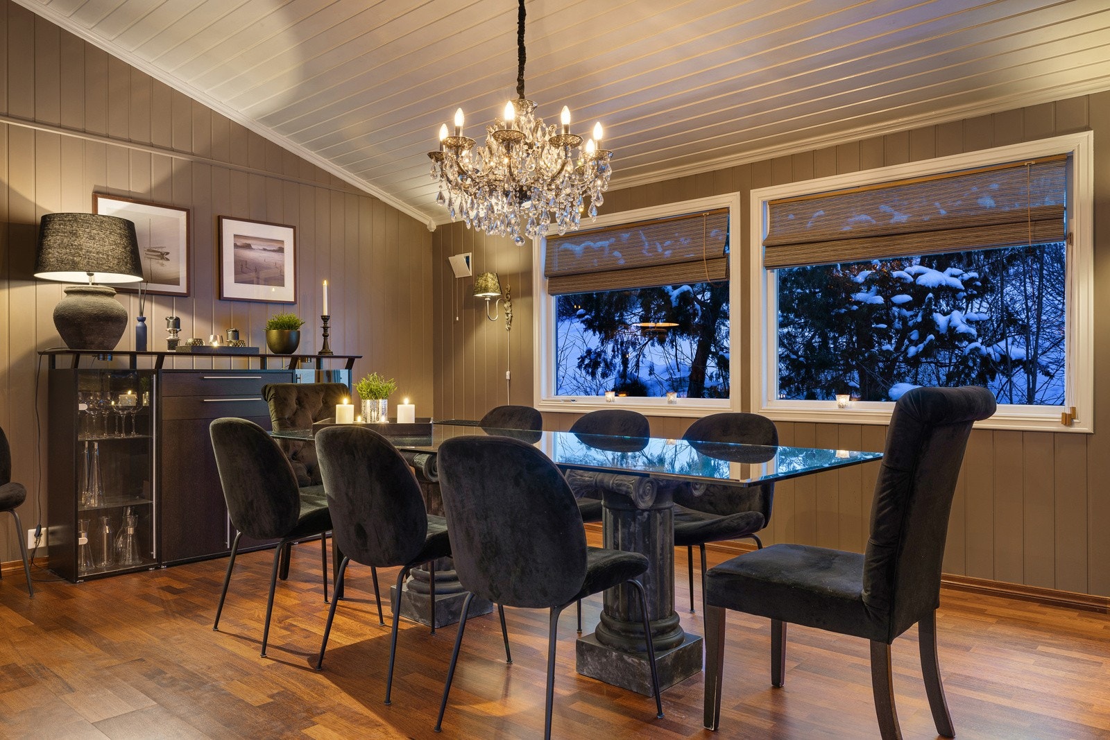 Romslig spisestue med plass til hele familien. Galleribilde