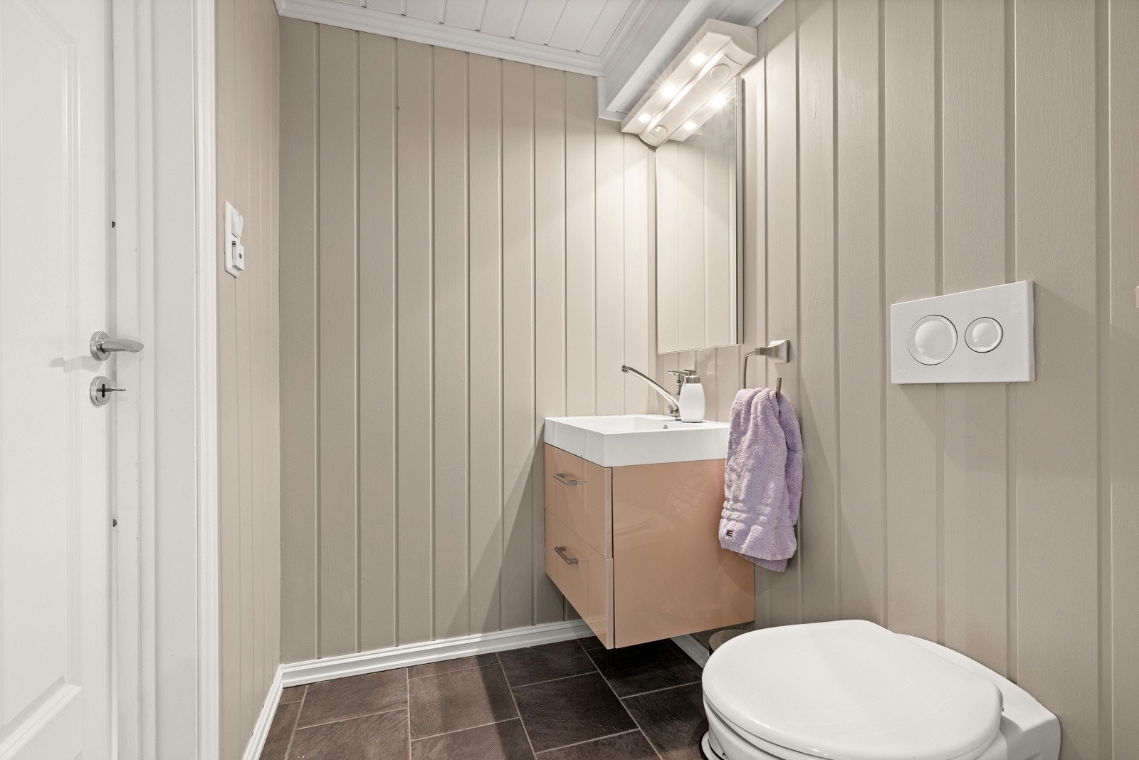 Lyst og fin toalettrom. Galleribilde