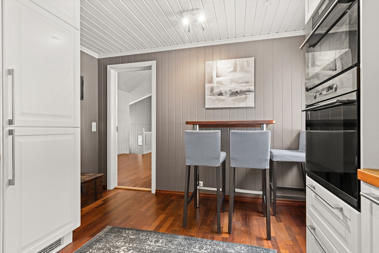 Kjøkken med barløsning, spiseplass og god romfølelse. Galleribilde